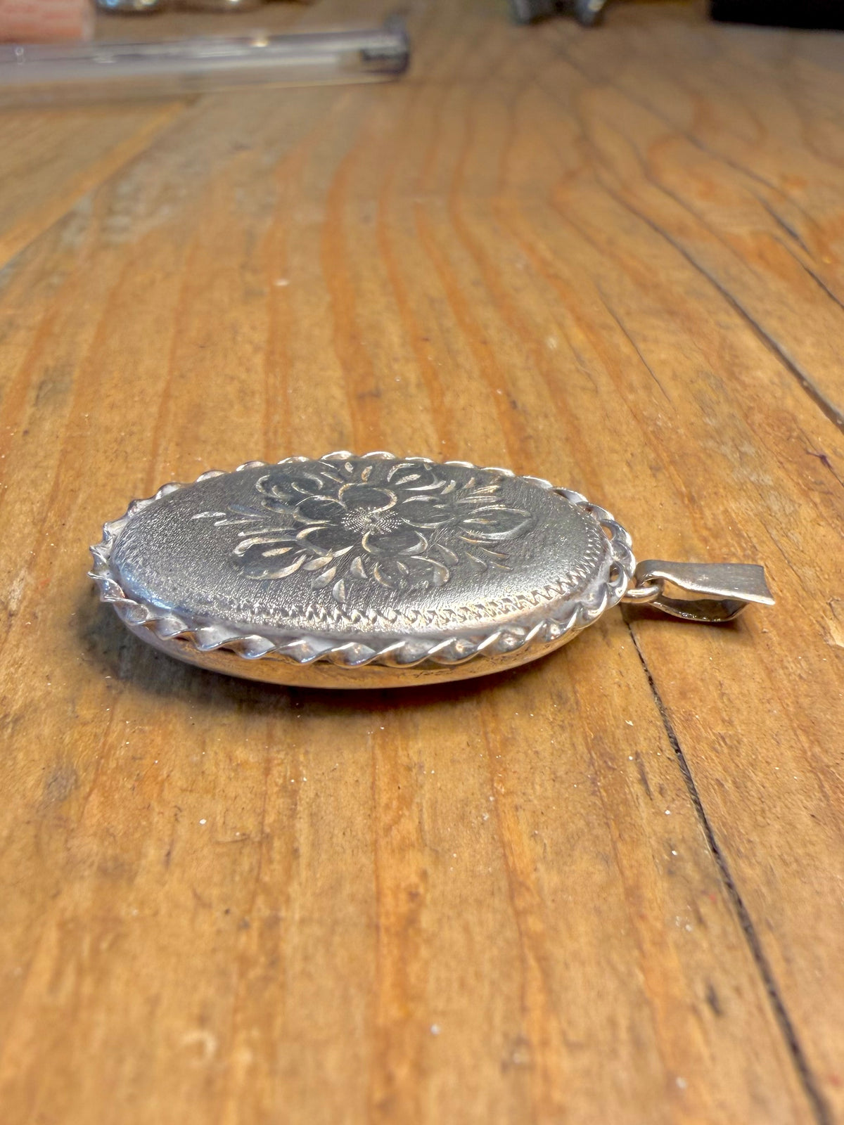 Oval 1982 Flower Blossom Motif Twisted Border Locket 925 Sterling Silver Pendant