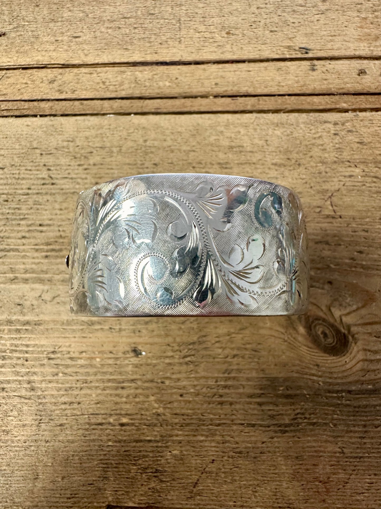 Vintage Stunning 1976 Engraved Patterned Both Sides Large Heavy with Safety Chain 925 Silver Bangle