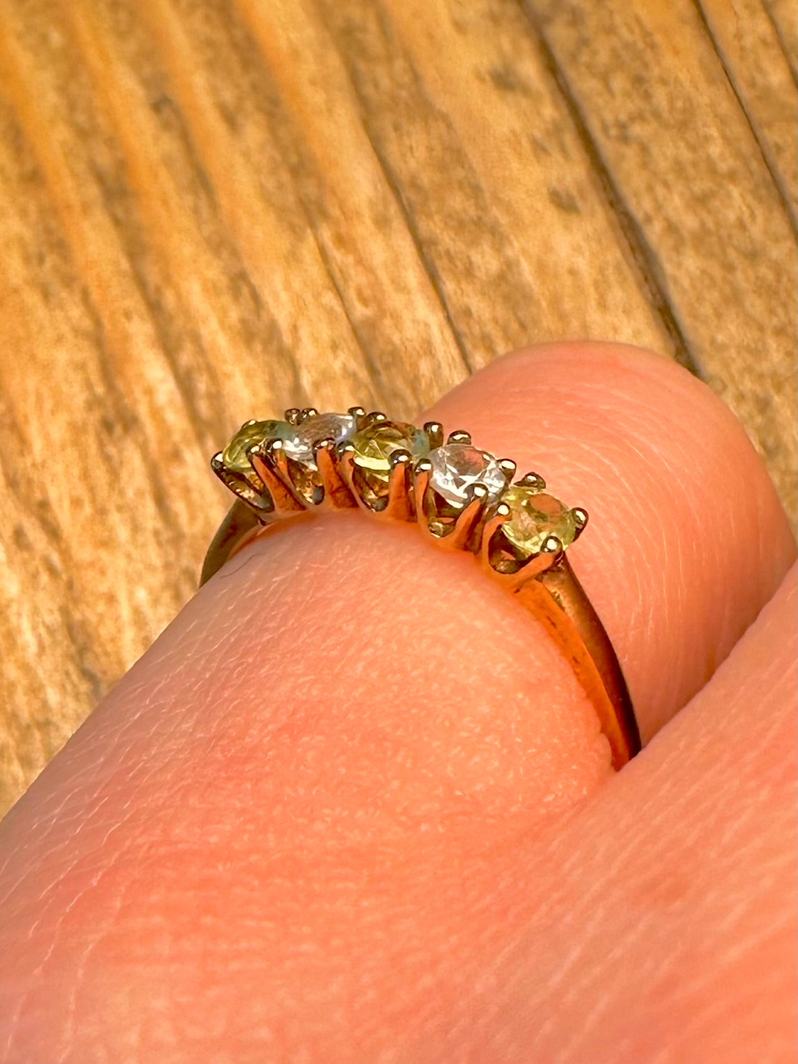 Ring aus 9 Karat Gold mit Peridot und fünf weißen Steinen, Größe N