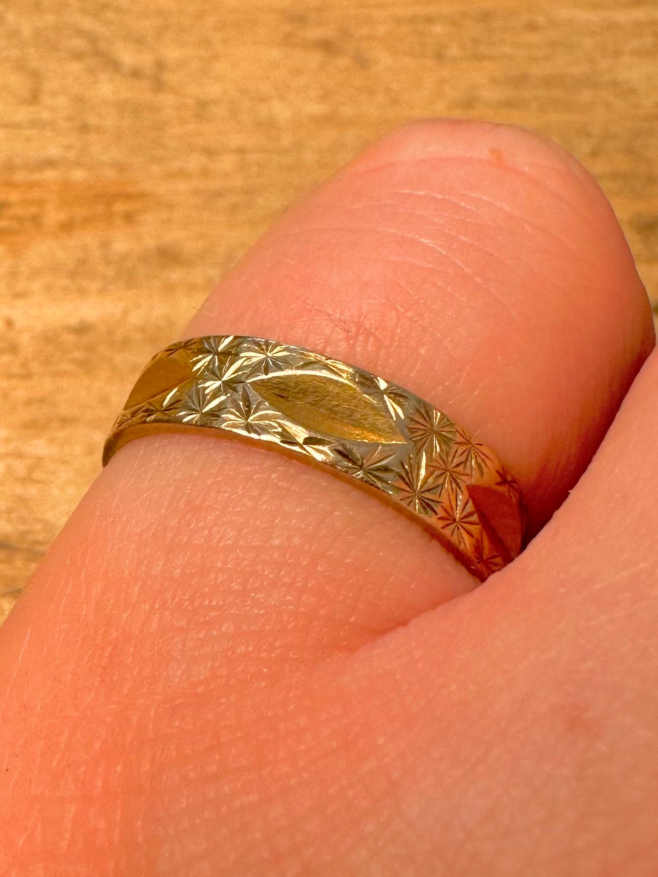 Vintage 1977 9ct Gold Starry Band Size O Ring