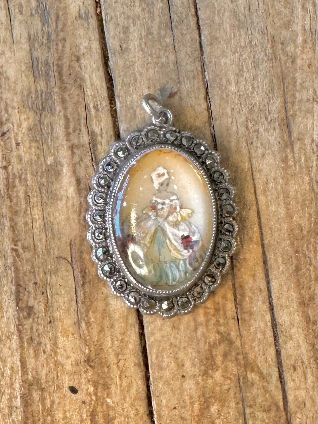Art Deco Thomas Mott Handbemalte Regency-Lady mit Markasit, hergestellt in England, 925er Sterlingsilber-Anhänger