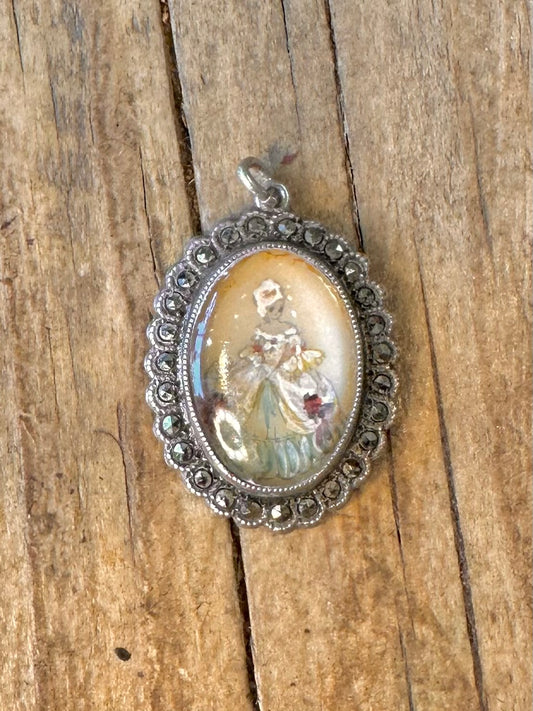 Art Deco Thomas Mott Handbemalte Regency-Lady mit Markasit, hergestellt in England, 925er Sterlingsilber-Anhänger