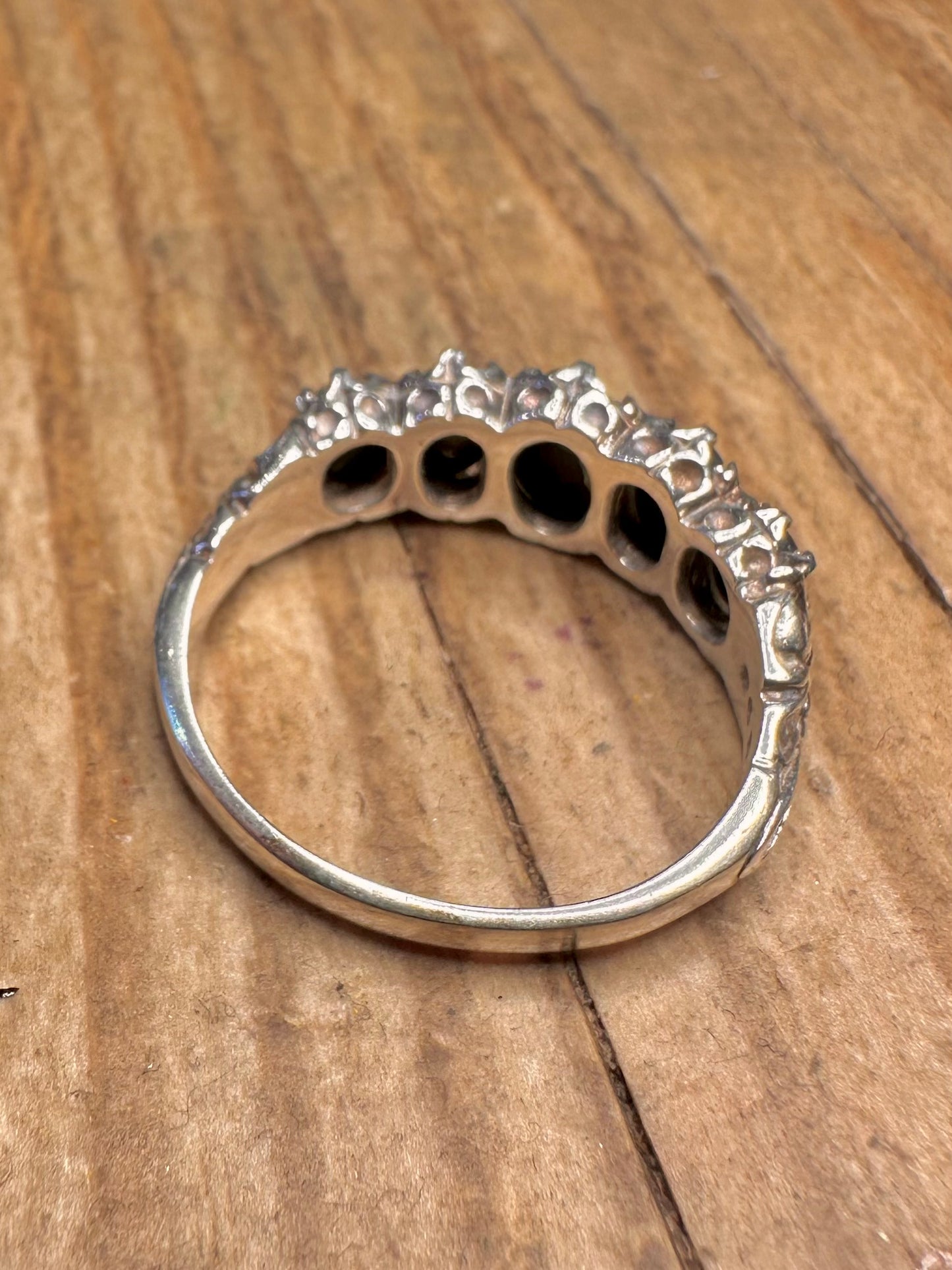 Ring im viktorianischen Stil mit fünf Opalen aus 925er Sterlingsilber, Größe T