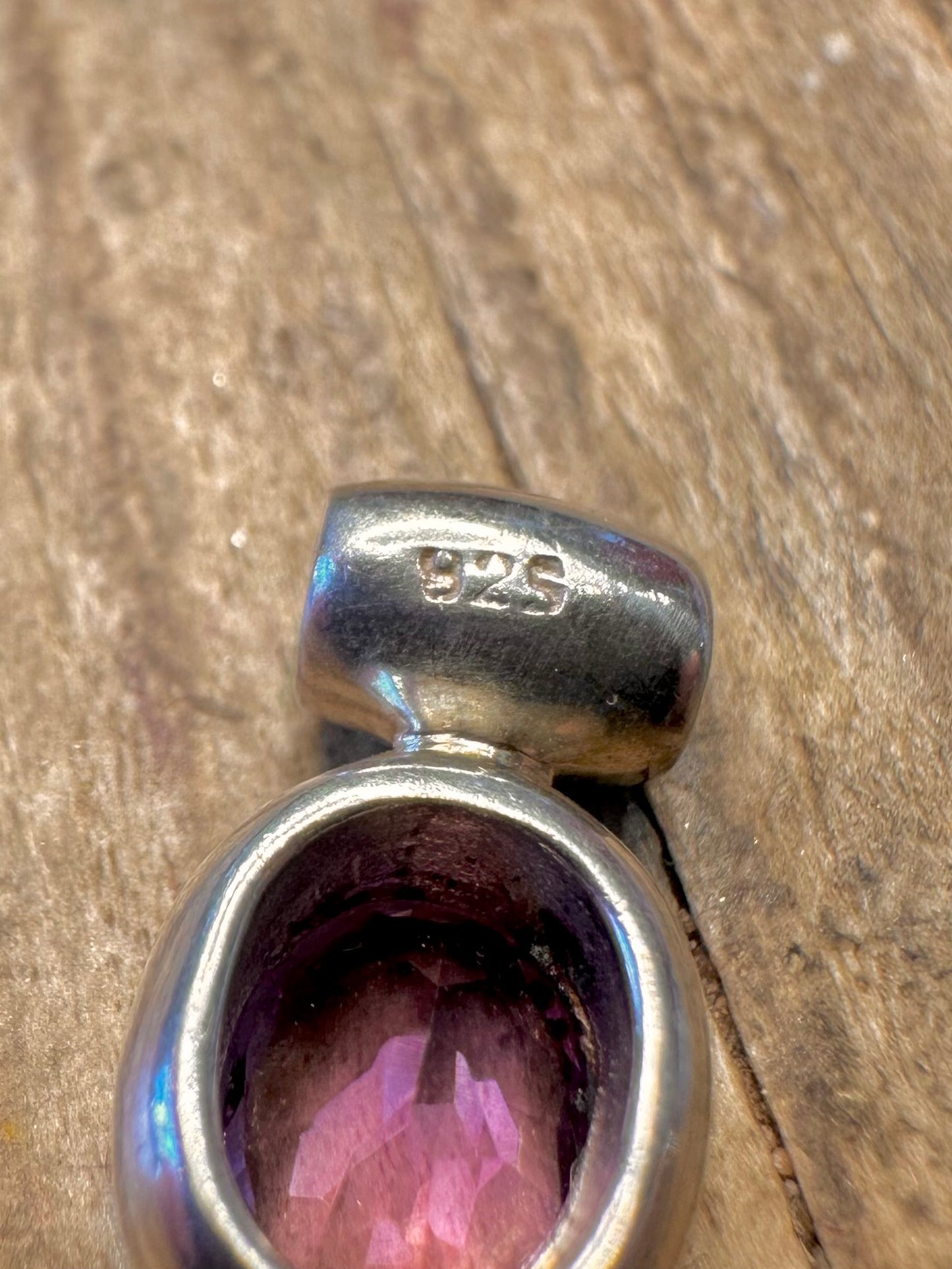 Facettierter Amethyst-Ovalanhänger aus 925er Sterlingsilber