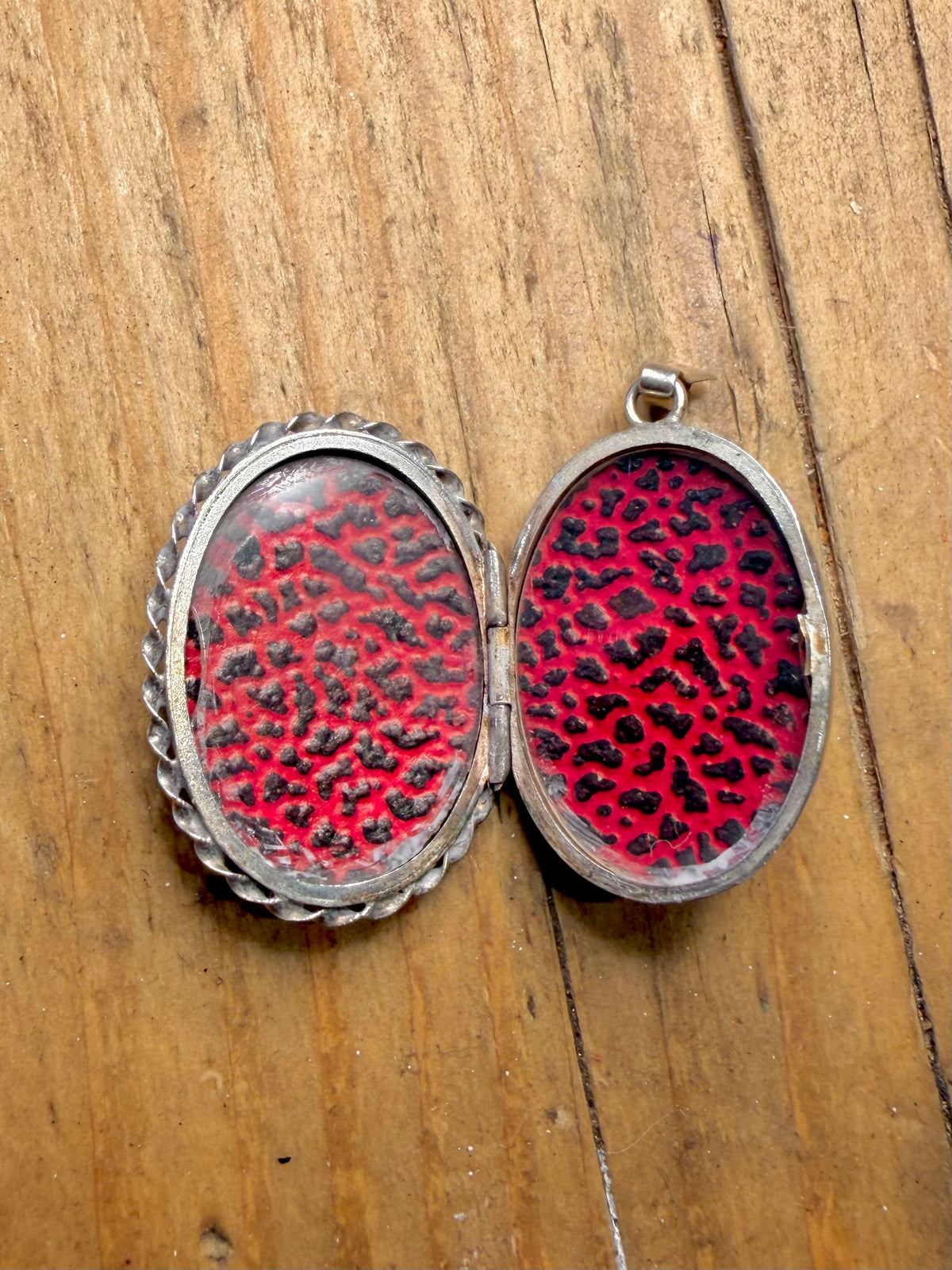 Oval 1982 Flower Blossom Motif Twisted Border Locket 925 Sterling Silver Pendant
