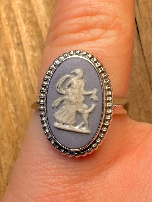 Vintage 1975 blauer Wedgwood Dancing Hours Göttinnen-Motiv 925er Sterlingsilber Hersteller JW Größe M Ring