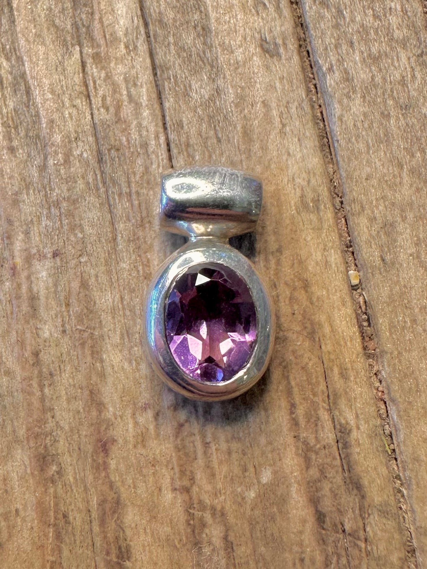 Facettierter Amethyst-Ovalanhänger aus 925er Sterlingsilber