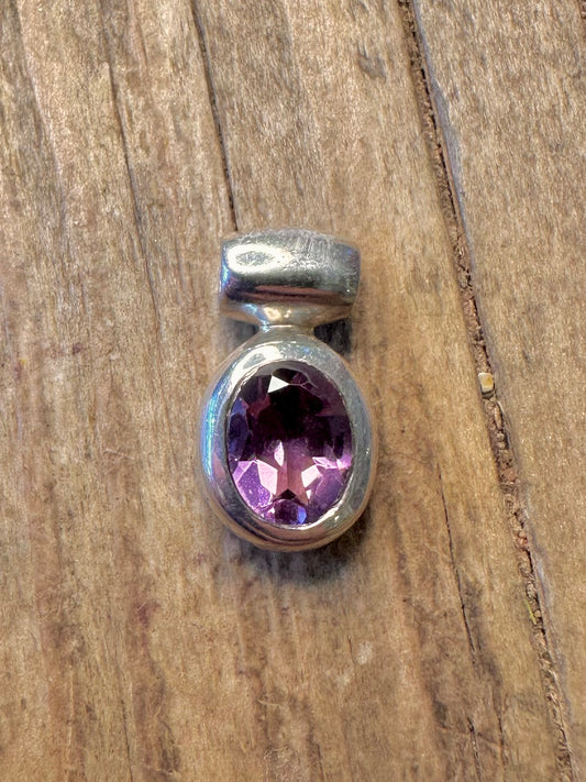 Facettierter Amethyst-Ovalanhänger aus 925er Sterlingsilber
