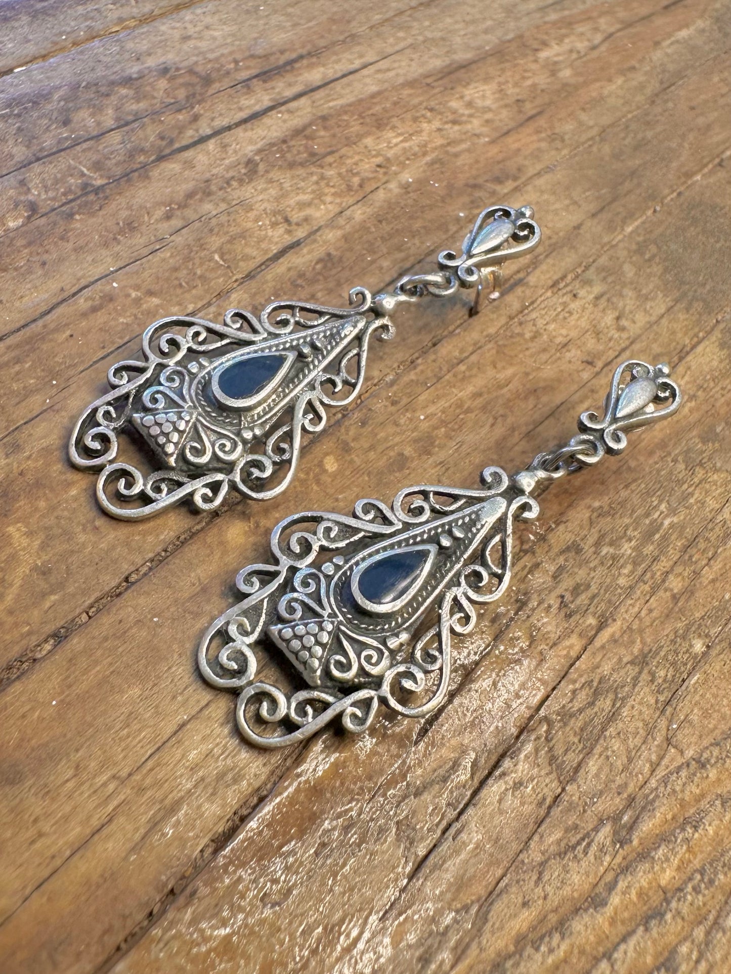 Verzierte baumelnde Filigran blaue Tropfenohrringe aus 925er Sterlingsilber