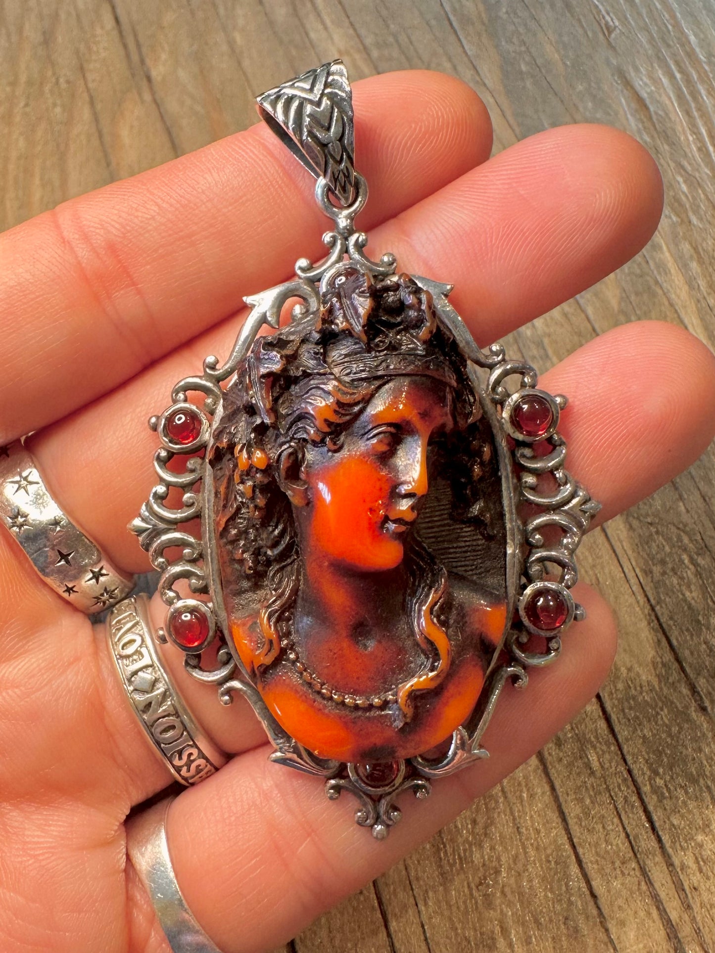 Verzierter großer oranger Kamee-Anhänger mit orangefarbenen Steinen aus 925er Sterlingsilber