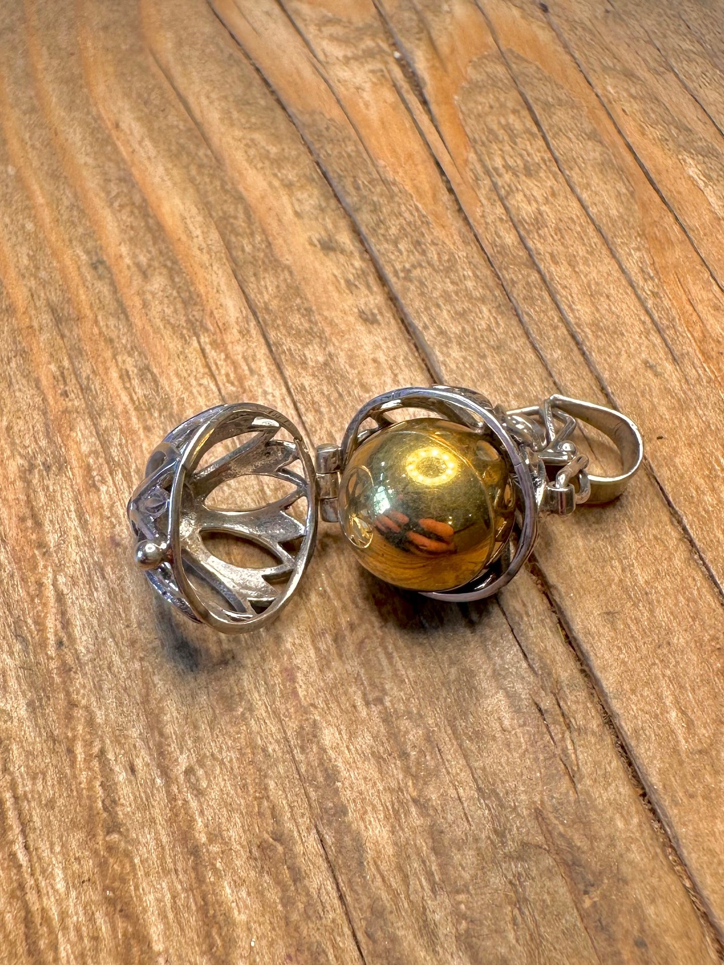 Amethyst Harmonie-Klangkugel zum Öffnen, Anhänger aus 925er Sterlingsilber