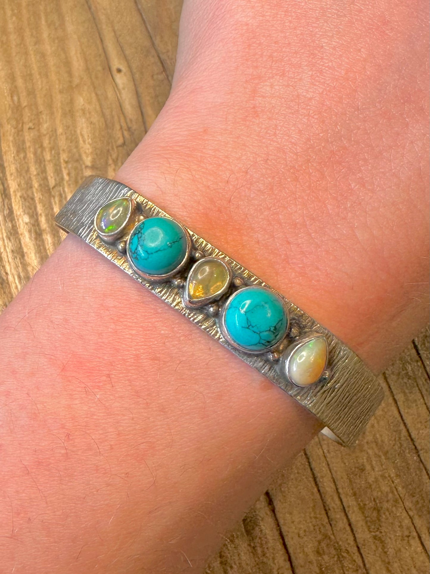 Opal- und Türkis-Rindeneffekt-Armreif aus 925er Sterlingsilber