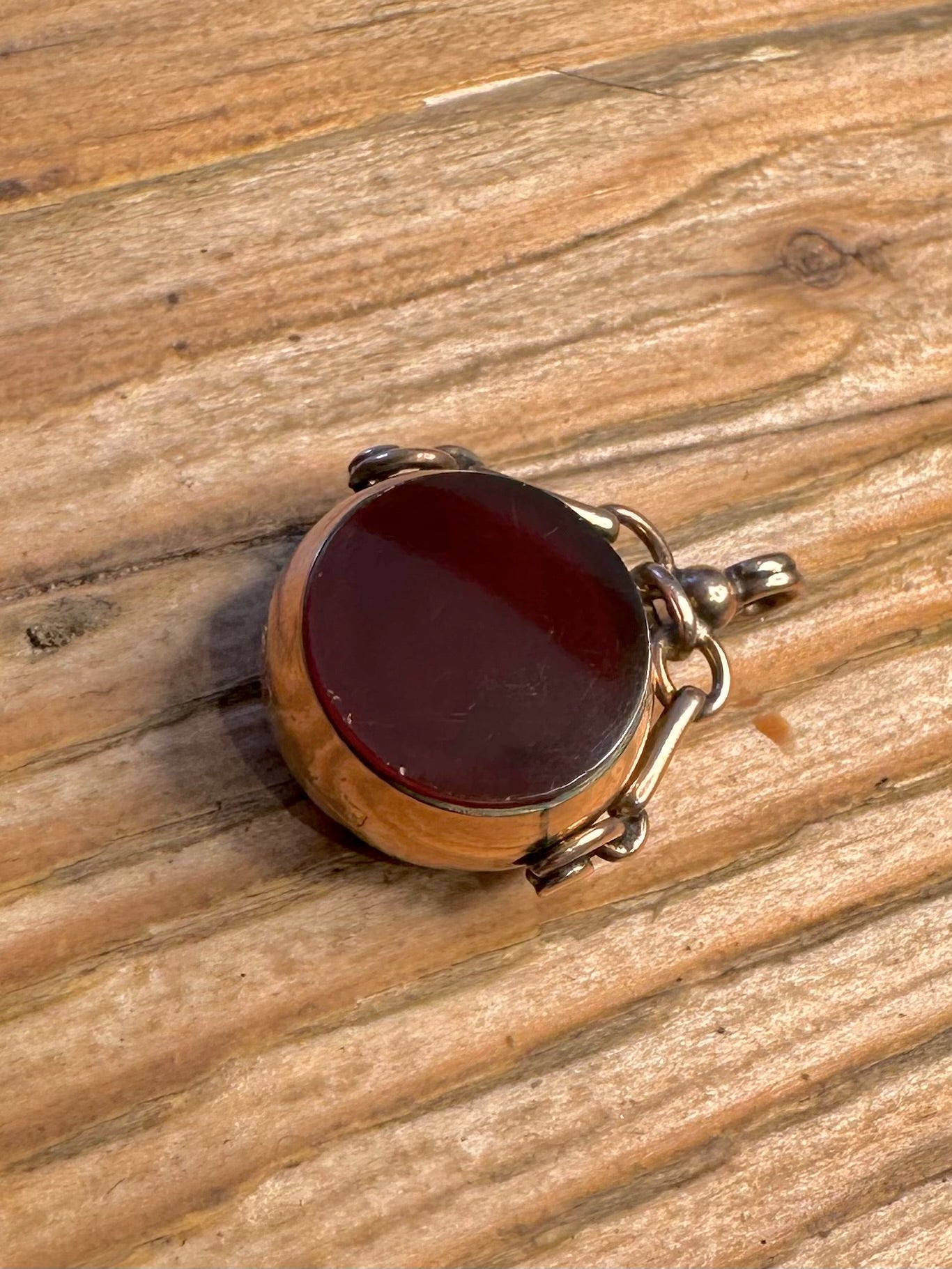 Antiker Rosenanhänger von 1887 aus 9 Karat Gold mit drehbarem Karneol und Blutstein