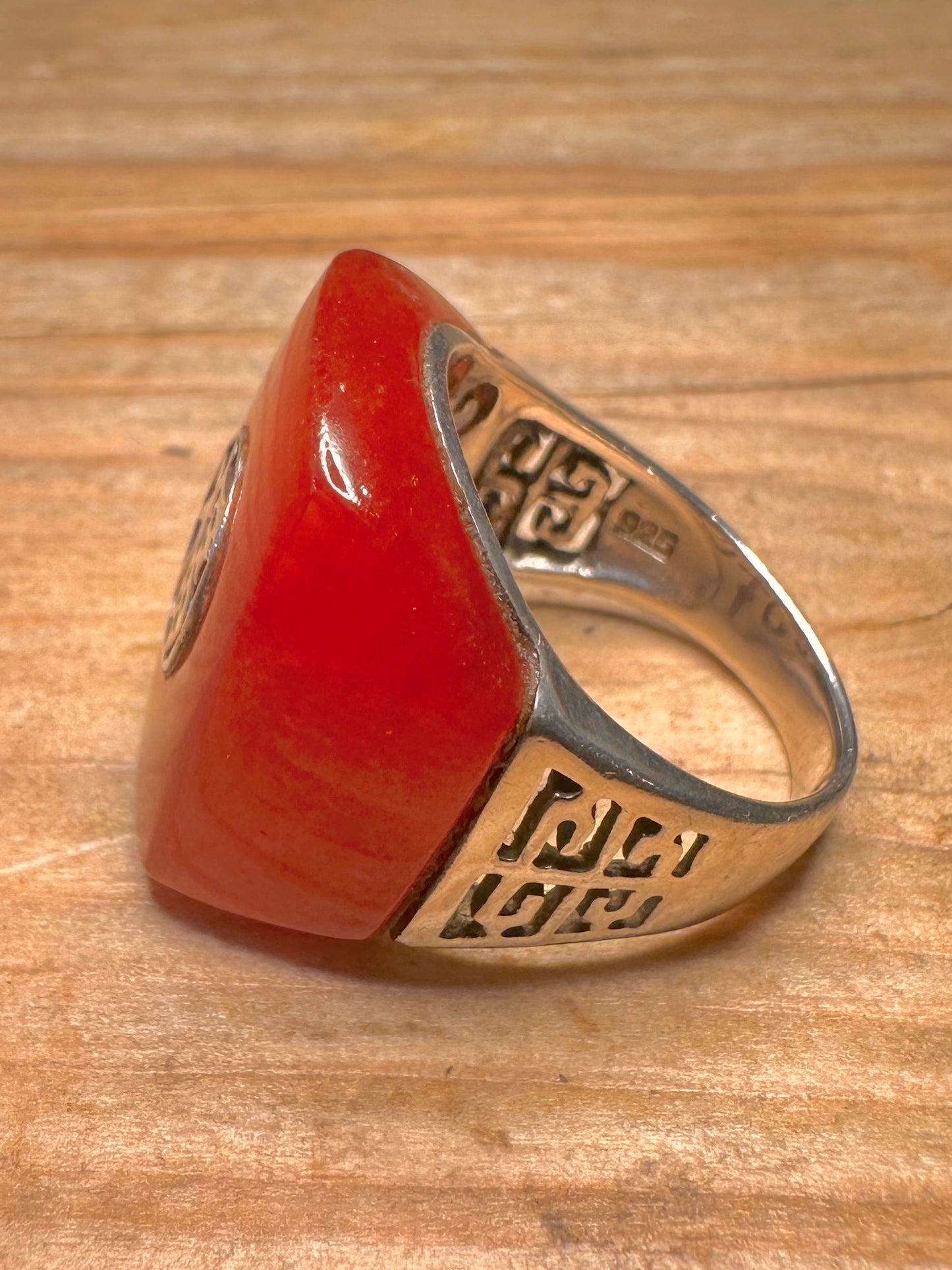 Moderner chinesischer rotfarbener Jadestein klobig 925er Sterlingsilber Ring Größe T1/2