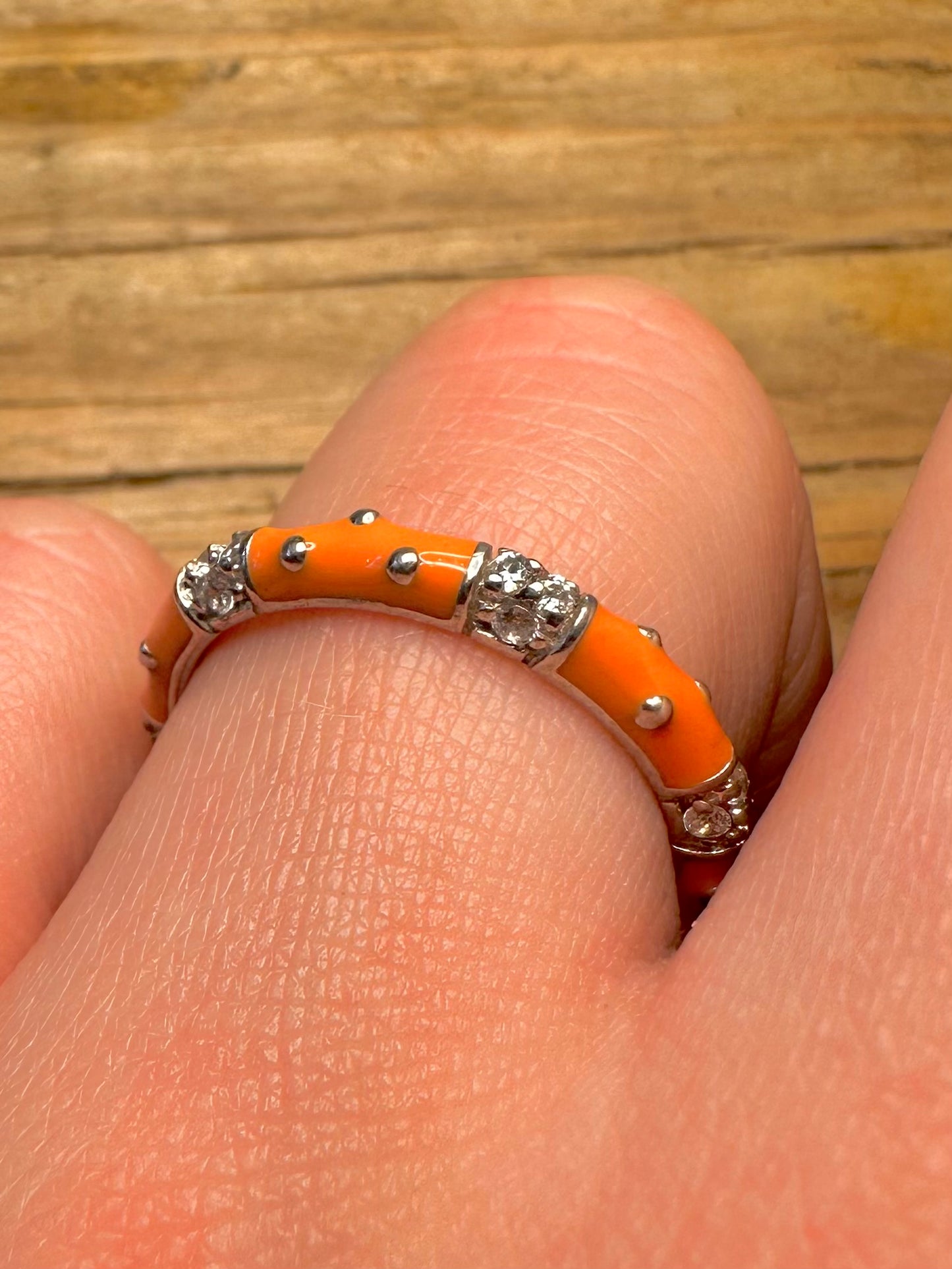 Moderner Ring aus orangefarbenem Email und weißem Stein von ESPO aus 925er Sterlingsilber, Größe S