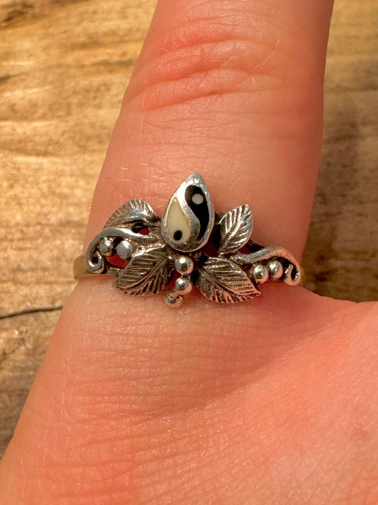 Vintage Ying and Yang Leaf 925 Silver Size O Ring