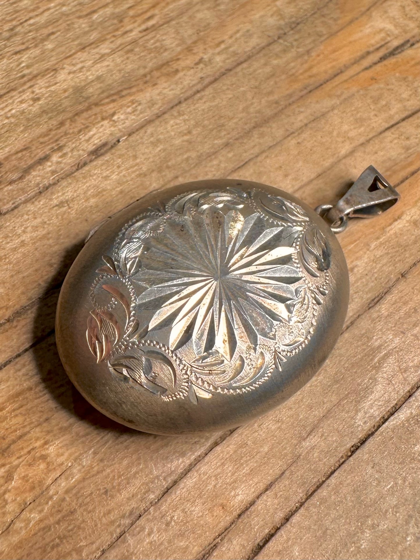 Vintage 1978 Oval Engraved Floral 925 Sterling Silver Locket Pendant