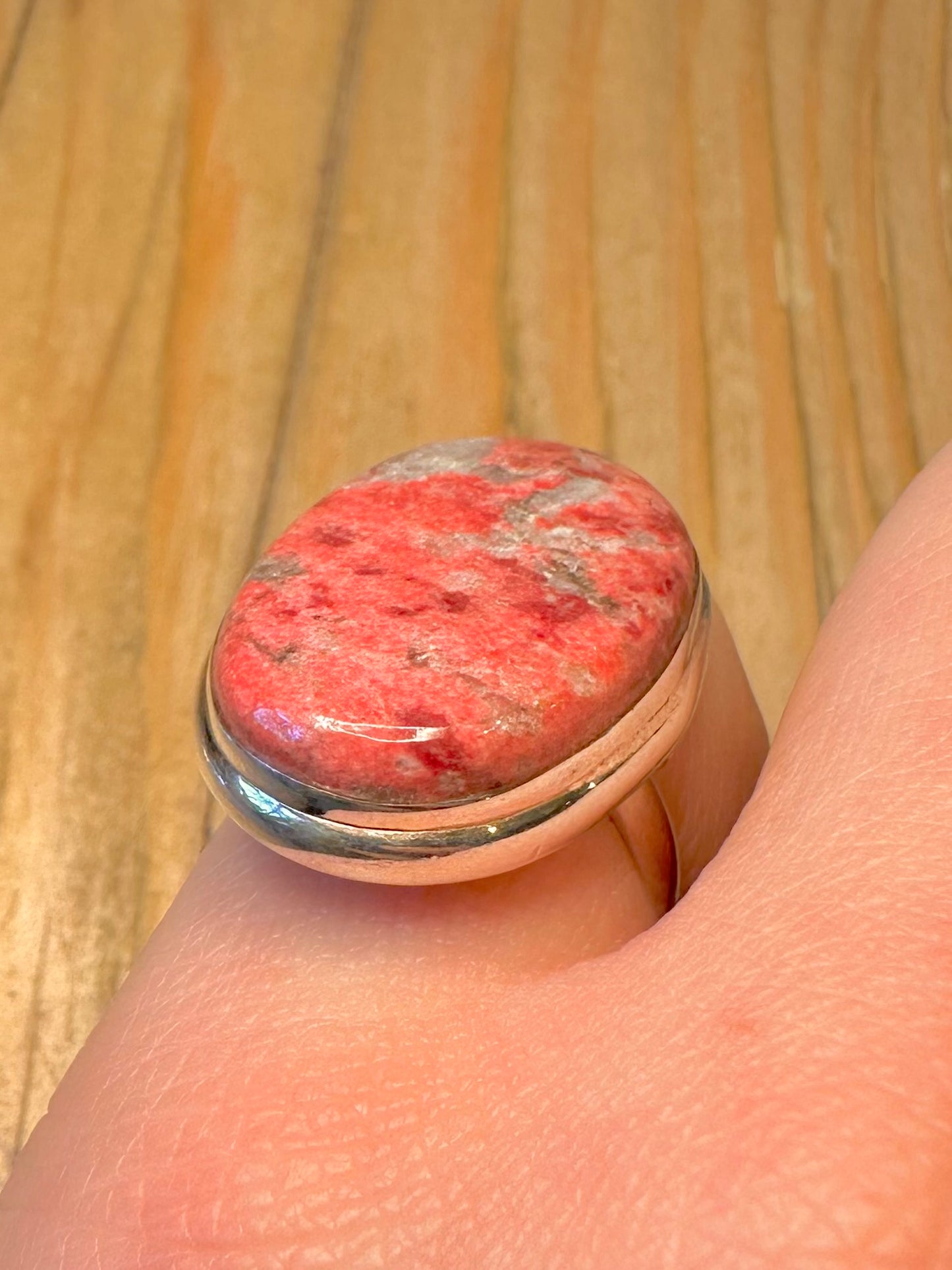 Moderner ovaler, rosa Thulit-Ring aus 925er Sterlingsilber, Größe O