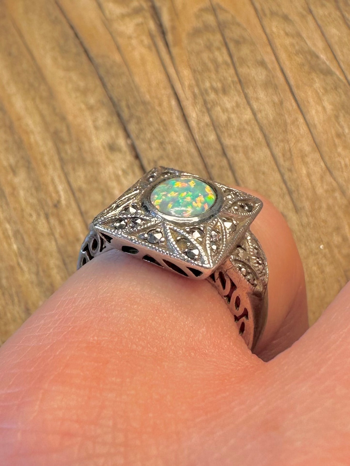 Atemberaubender Opal- und Markasitring im Art-déco-Stil, Größe L