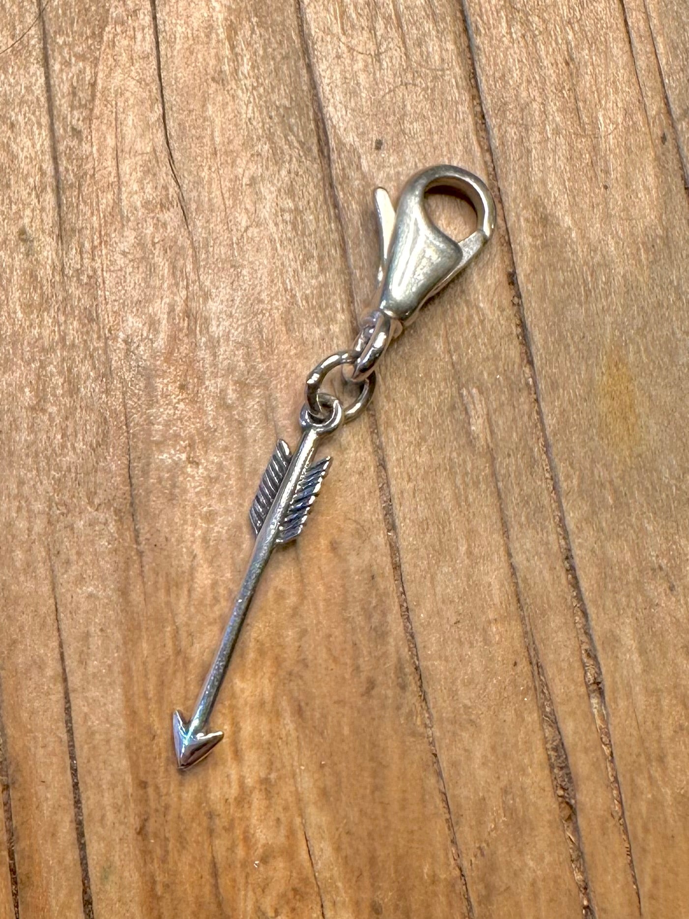 Moderner Pfeilverschluss-Anhänger aus 925 Sterling Silber