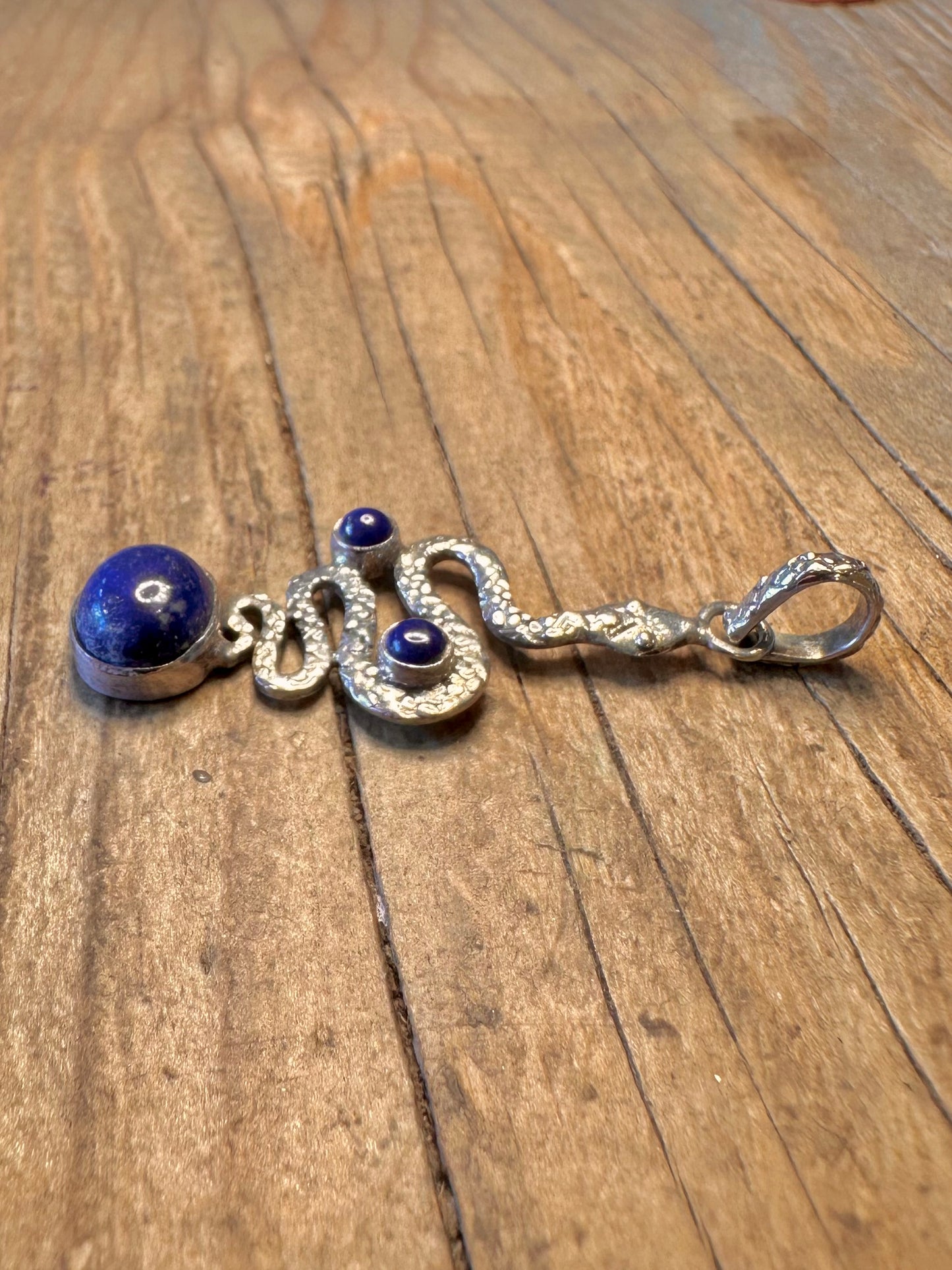 Schlangen-Lapislazuli-Anhänger aus strukturiertem 925er Sterlingsilber