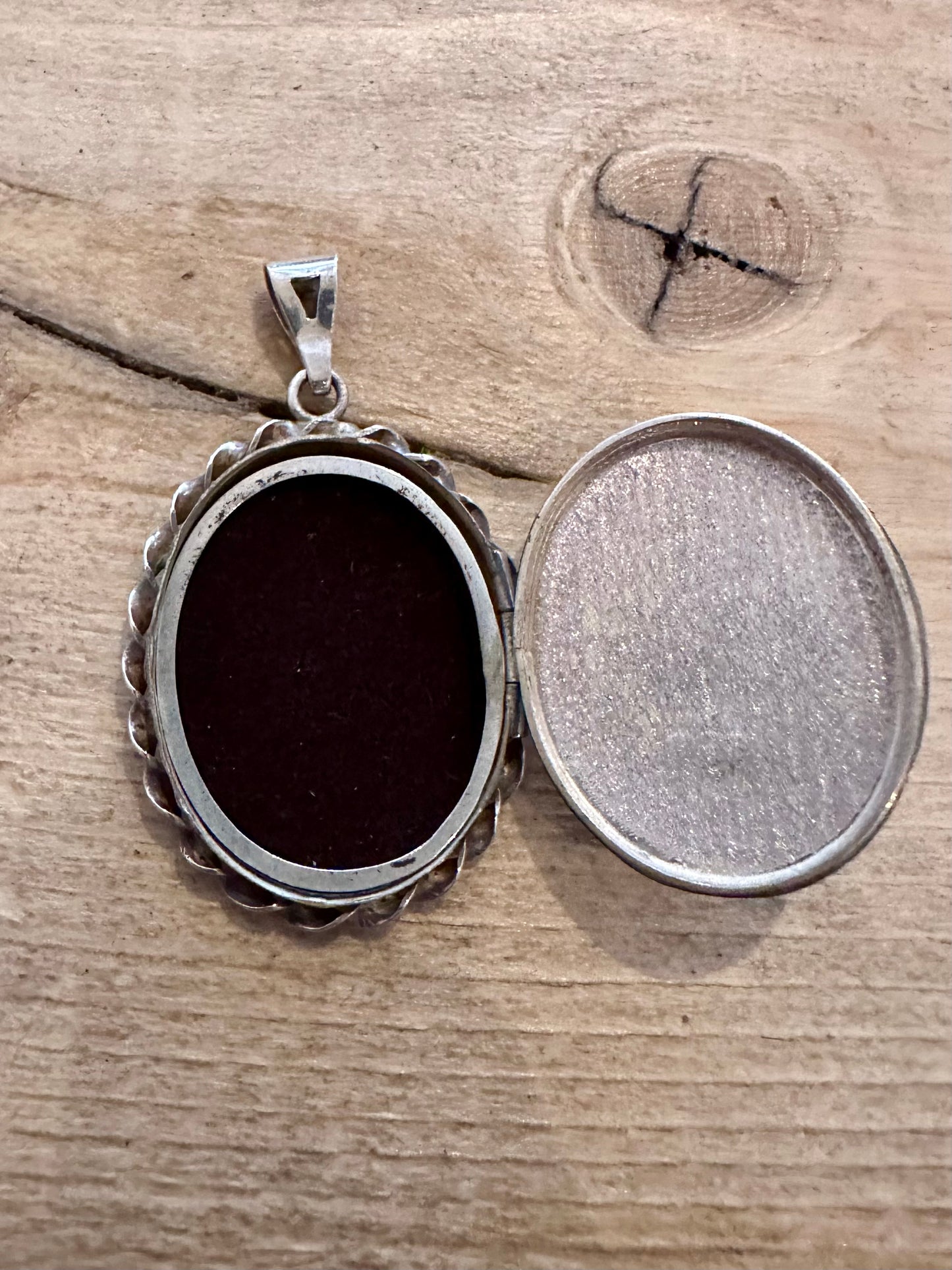 Vintage 1977 Textured Oval 925 Silver Locket Pendant