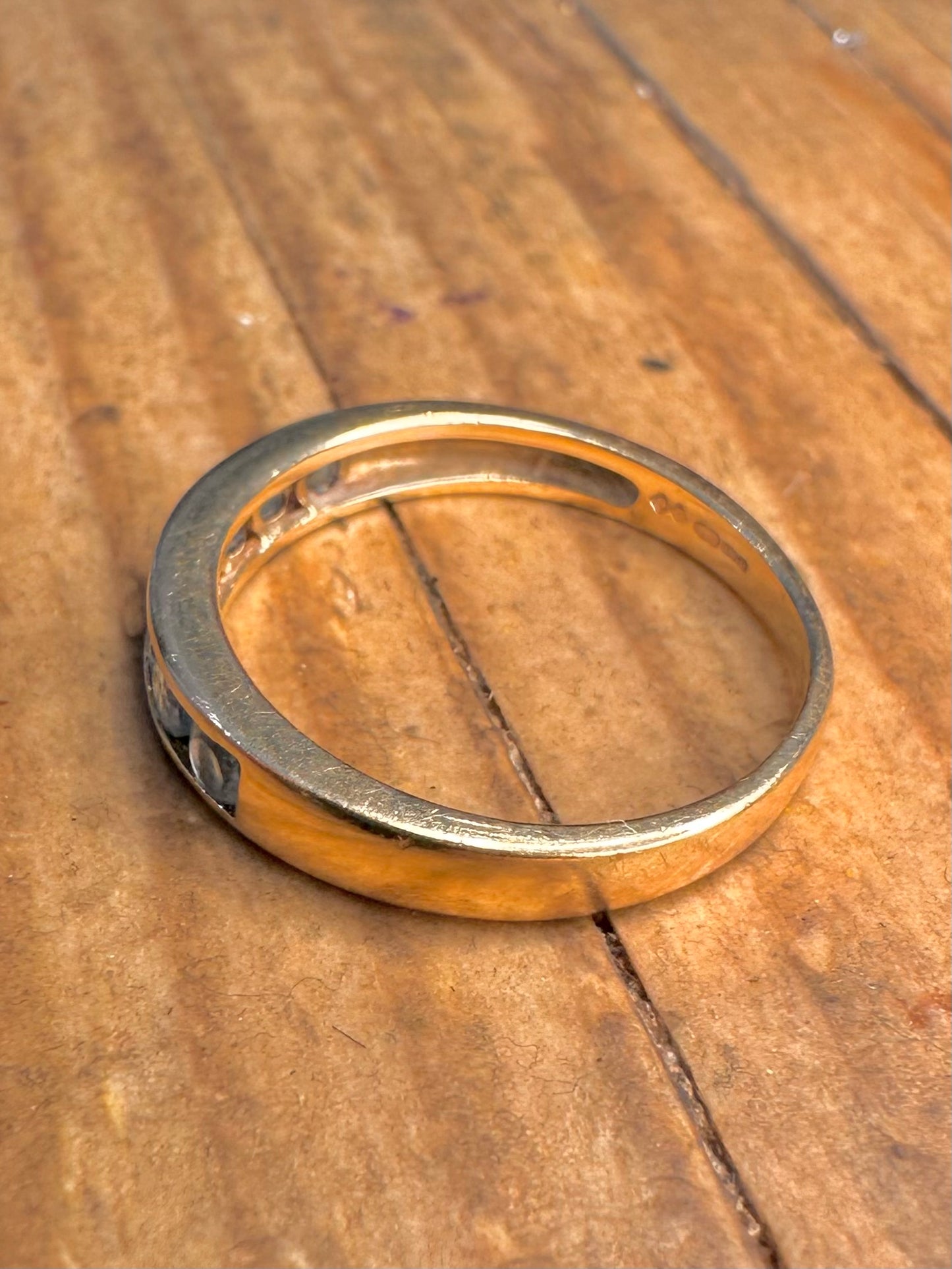 9 Karat Gold blauer Stein Halb-Eternity-Ring Größe M