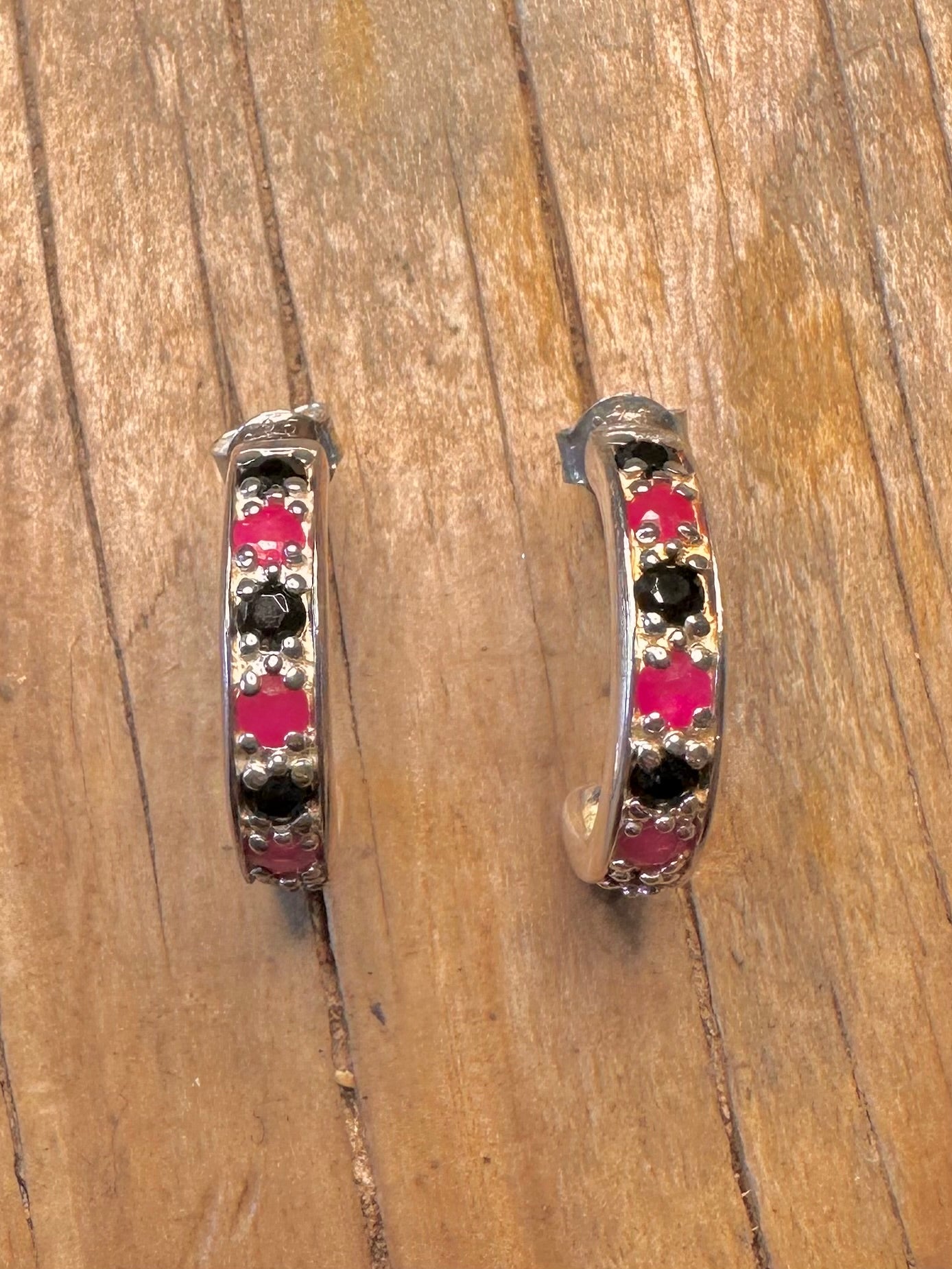 Moderne schwarze und rote Stein-Halbcreolen aus 925er Sterlingsilber