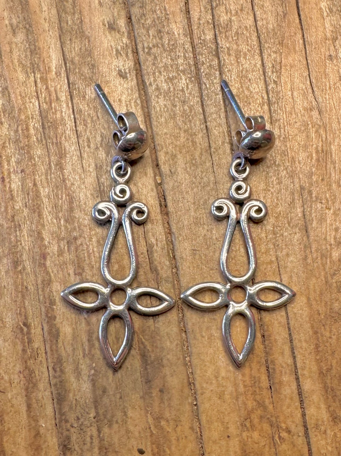 Ohrringe Swirl Cross aus 925er Sterlingsilber