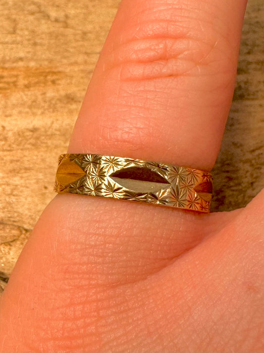 Vintage 1977 9ct Gold Starry Band Size O Ring