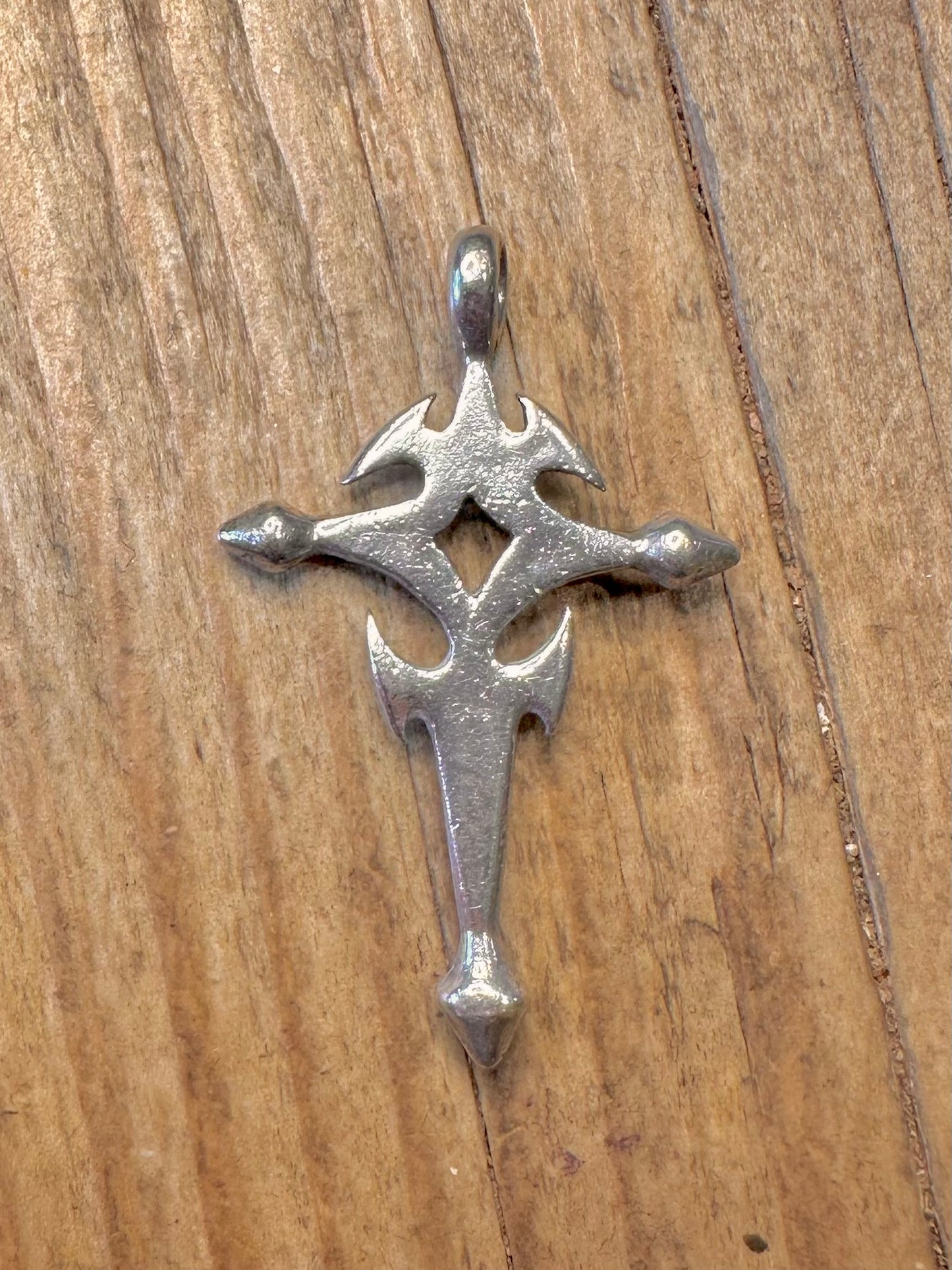 Halskette mit Gothic-Kreuz aus 925er Sterlingsilber