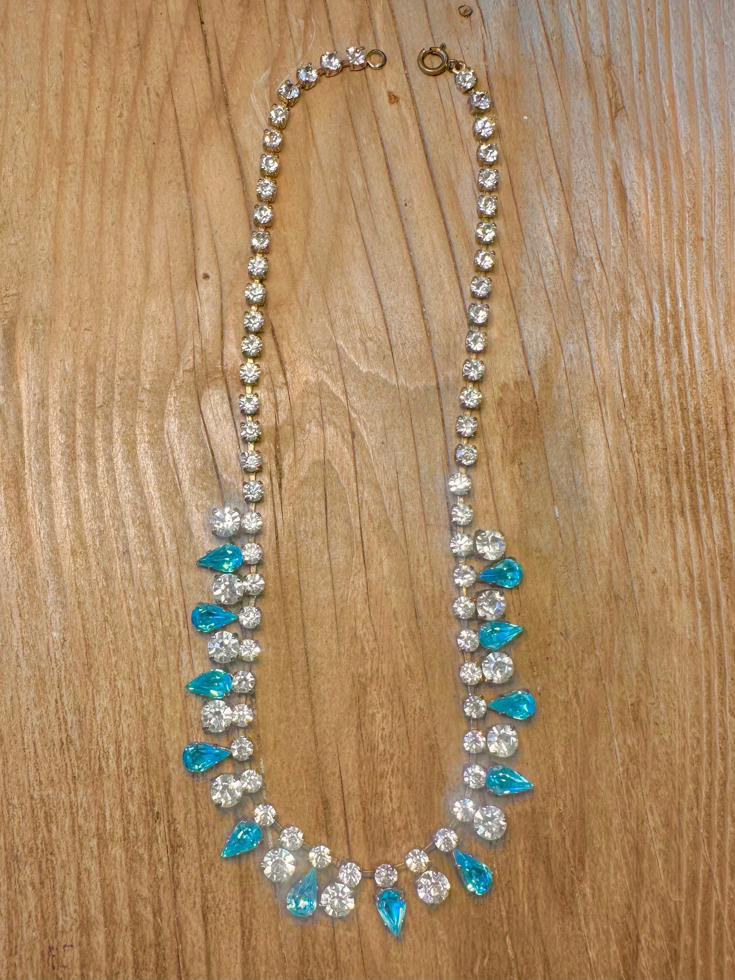 Vintage Halskette, 16 Zoll, Modeschmuck, mit klaren und blauen Strasssteinen in Tropfen- und runder Form, silberfarben