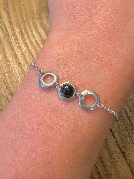 Armband mit schwarzem Stein und Kreisgliederung aus 925er Sterlingsilber, 16,5 bis 19 cm