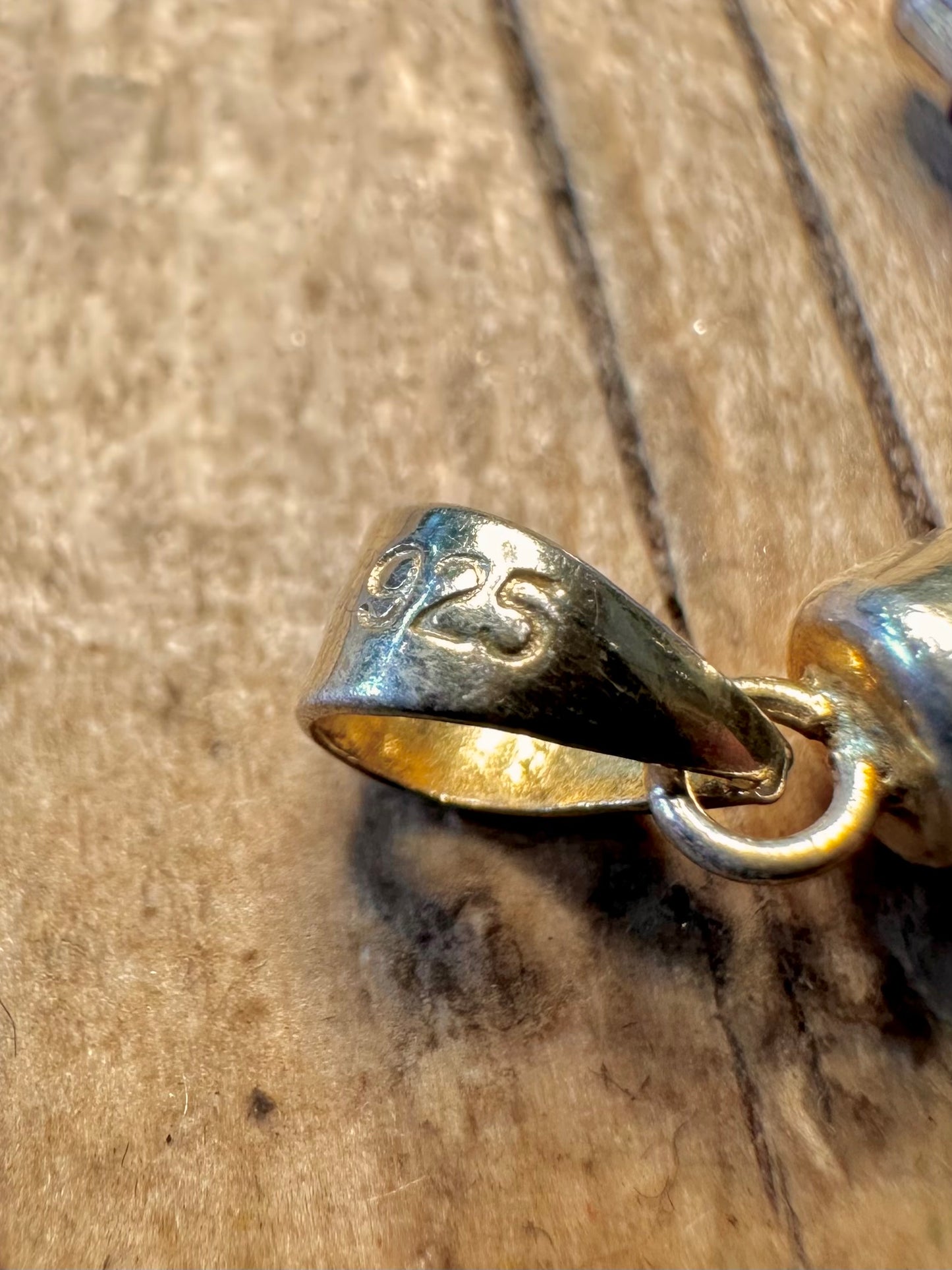 Anhänger aus Sterlingsilber 925 mit Kreuz aus violetter Jade