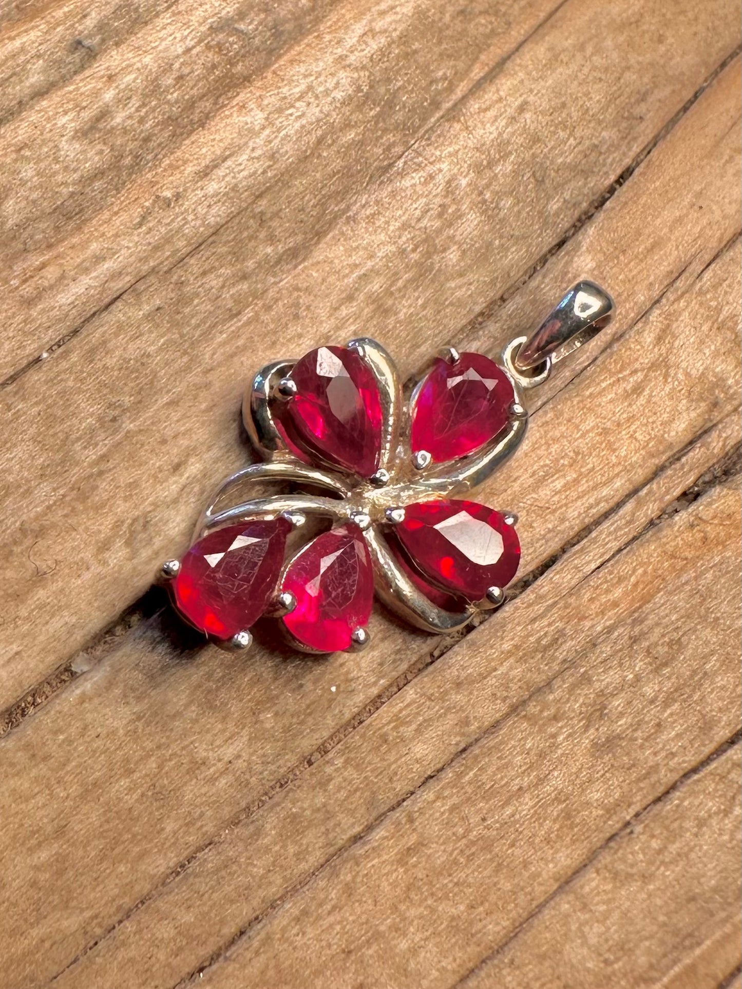 Moderner roter Stein Blumen 925 Sterlingsilber Anhänger