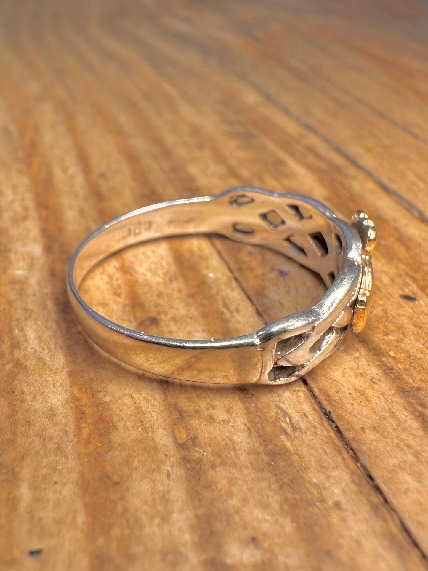 14 Karat Weiß- und Gelbgold Claddagh-Ring mit keltischem Band Größe Q1/2
