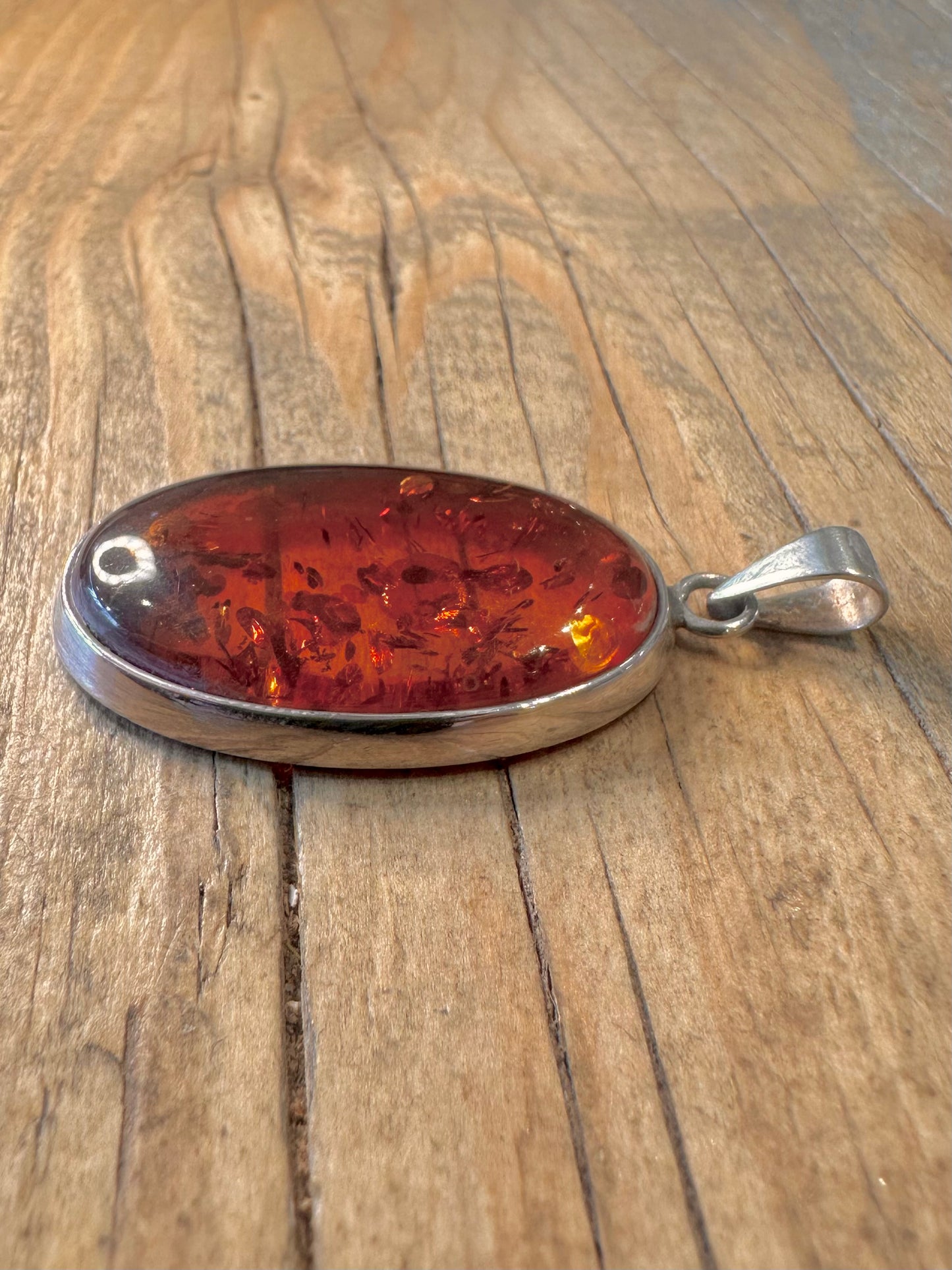 Ovaler Bernsteinanhänger aus 925er Sterlingsilber
