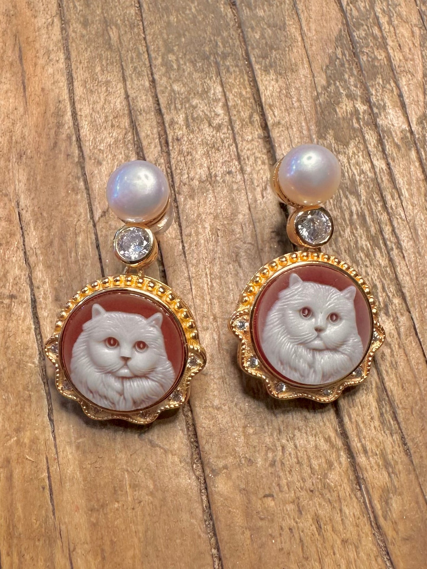 Ohrringe mit Katzen-Cameo, Perle und weißem Stein in Gold auf 925er Sterlingsilber
