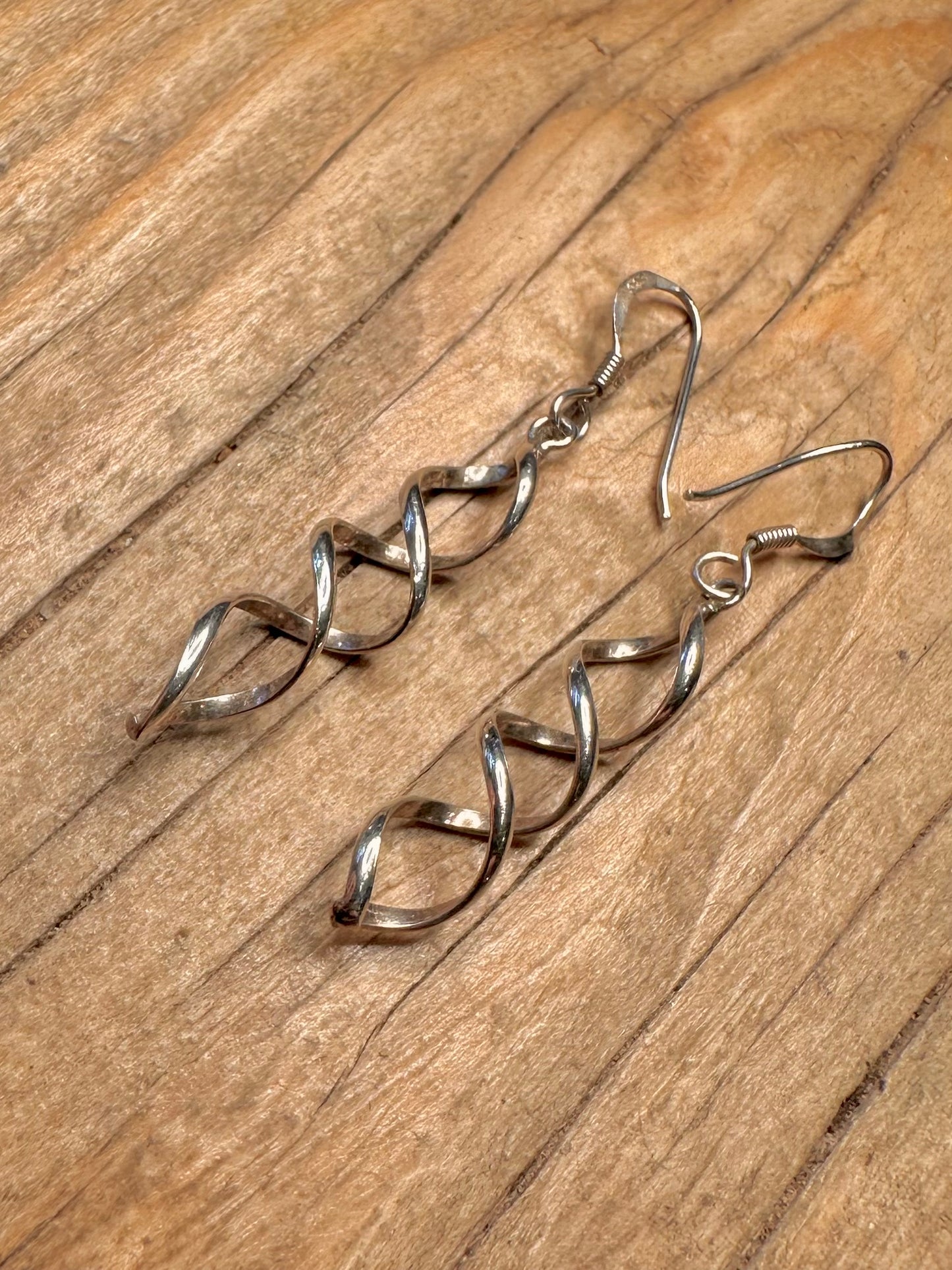 Modernistische gedrehte Ohrhänger aus 925er Sterlingsilber