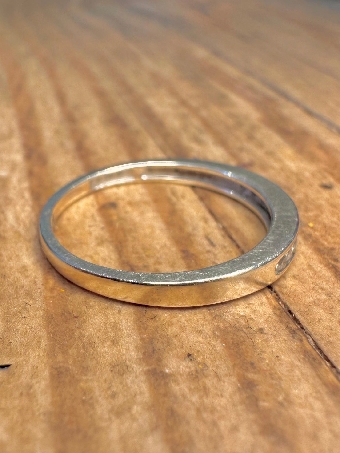 9 Karat Weißgold 0,10 Karat Diamant Halb-Eternity-Ring Größe L