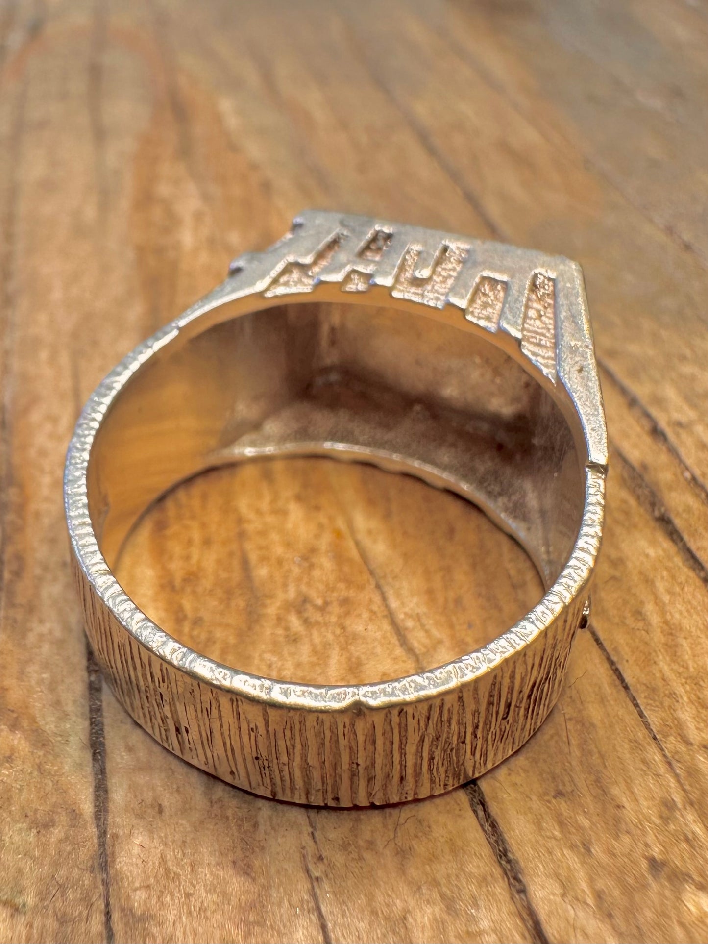 Quadratischer Ring, 1982, mit Siegel, strukturiertem Rindeneffekt, 925er Sterlingsilber, punziert, Größe T