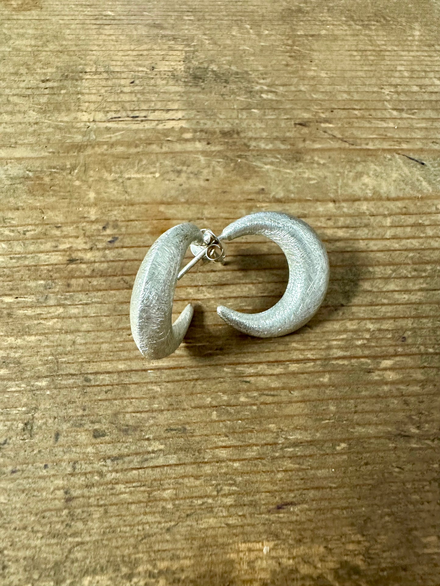 Modernist Textured Crescent Moon 925 Silver Earrings