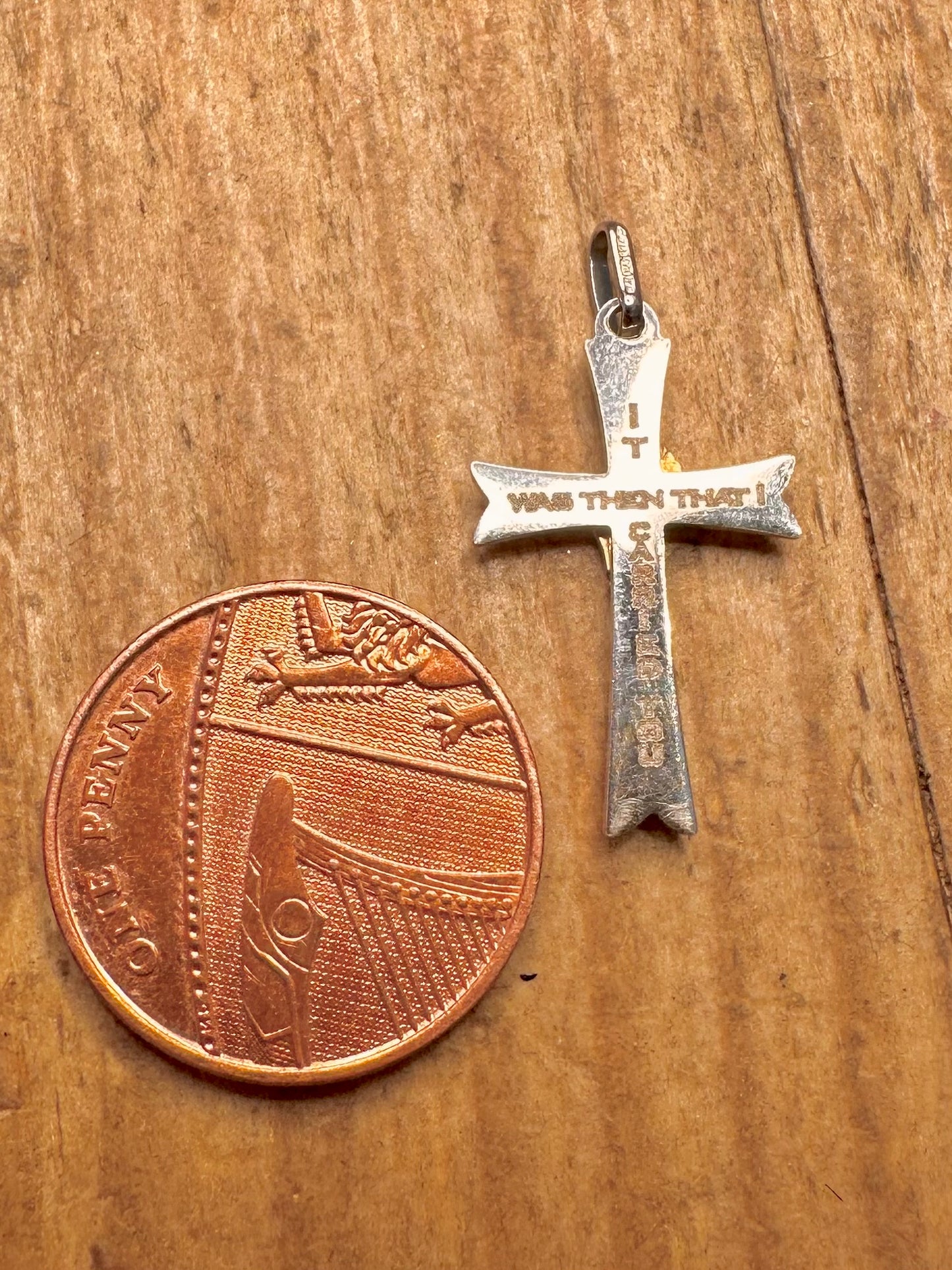 9 Karat Weiß- und Gelbgold Kruzifix Kreuz Füße Anhänger