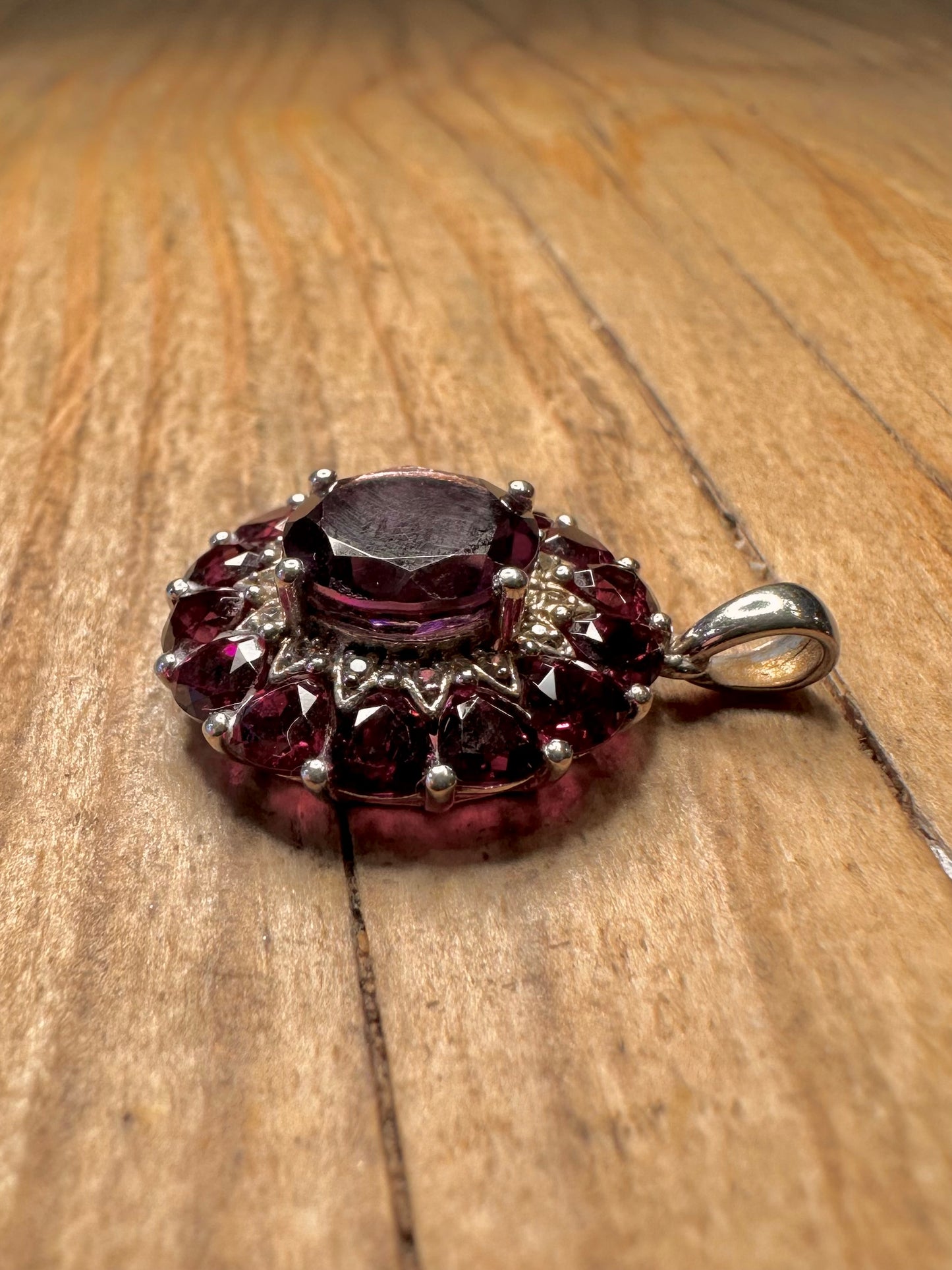 Moderner Anhänger mit Amethyst und weißen Zirkonia, 925er Sterlingsilber
