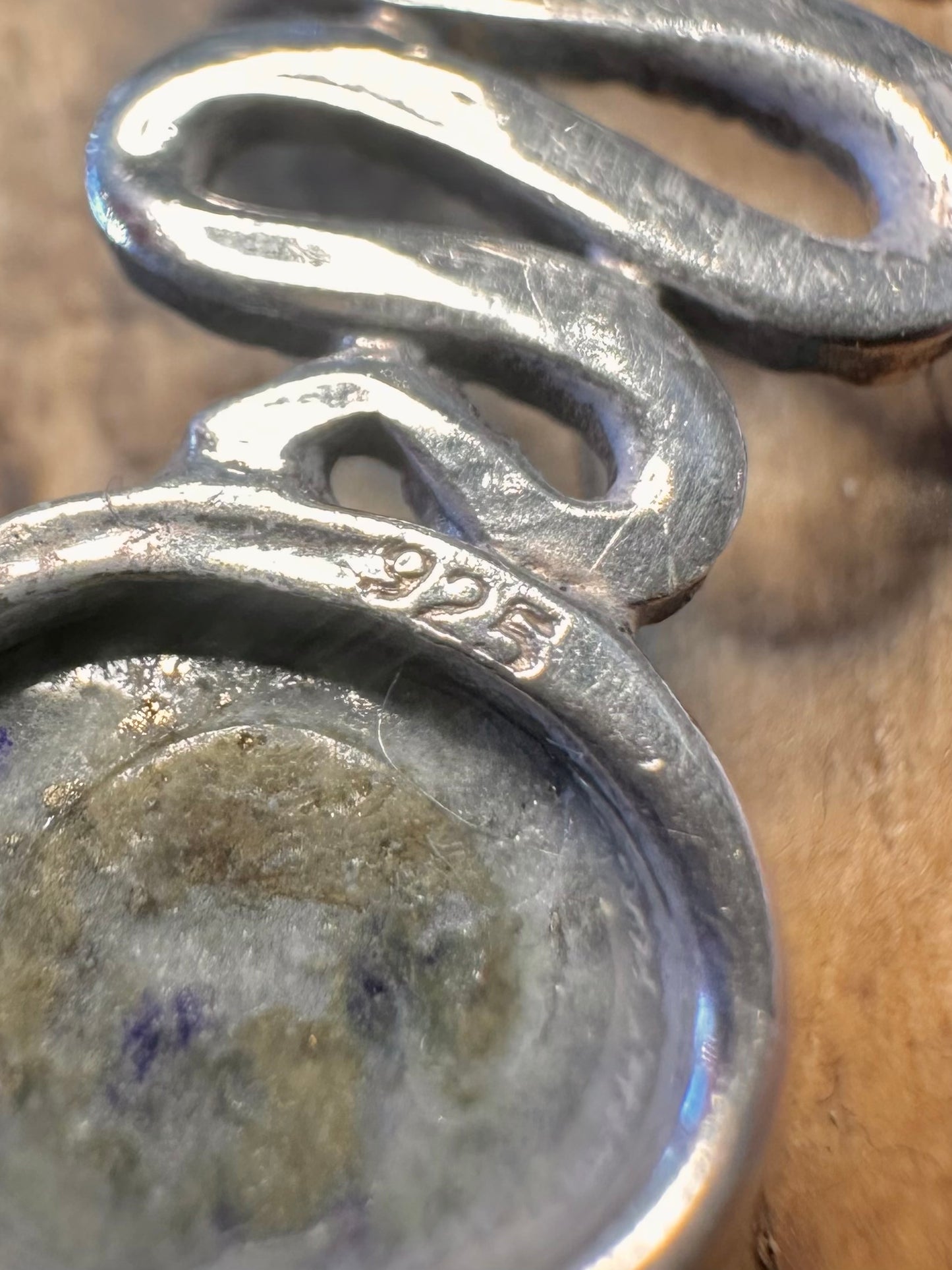 Schlangen-Lapislazuli-Anhänger aus strukturiertem 925er Sterlingsilber