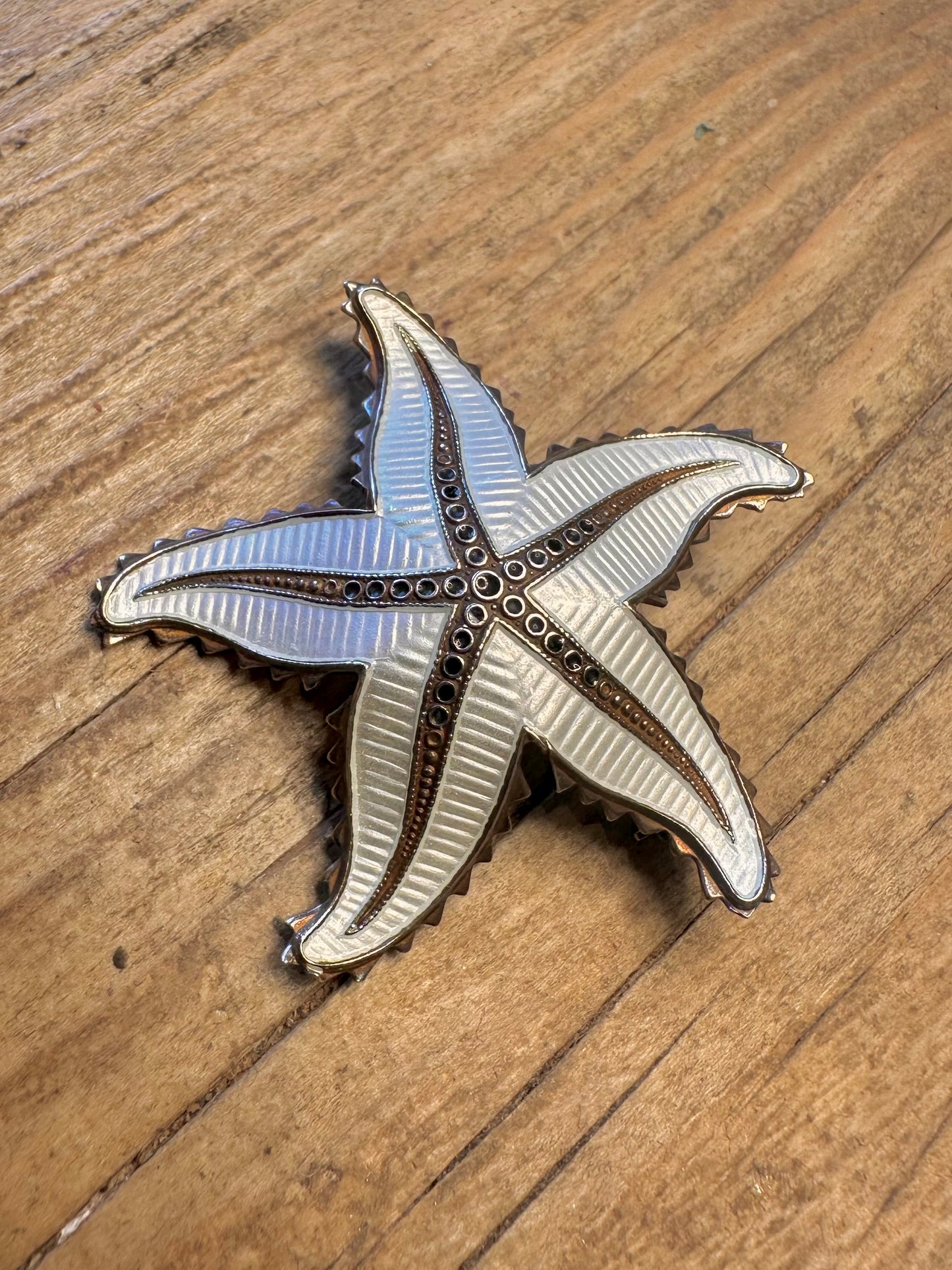 Atemberaubende Ivan Holth Norwegischer Seestern Weiße Guilloche-Emaille 925 Sterling Silber Brosche