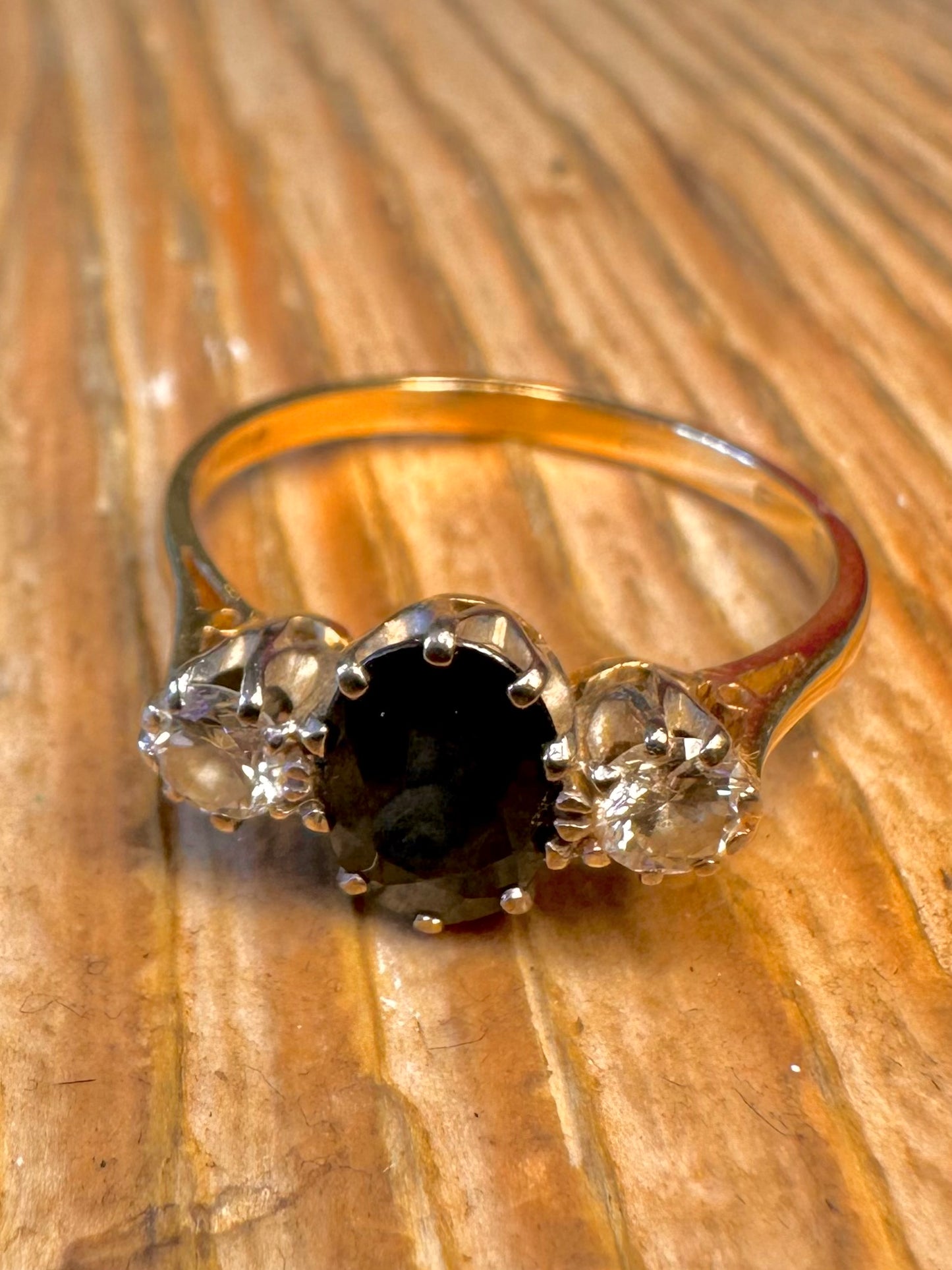 18 Karat Gold 1983 Saphir und Diamant Trilogie Ring Größe T