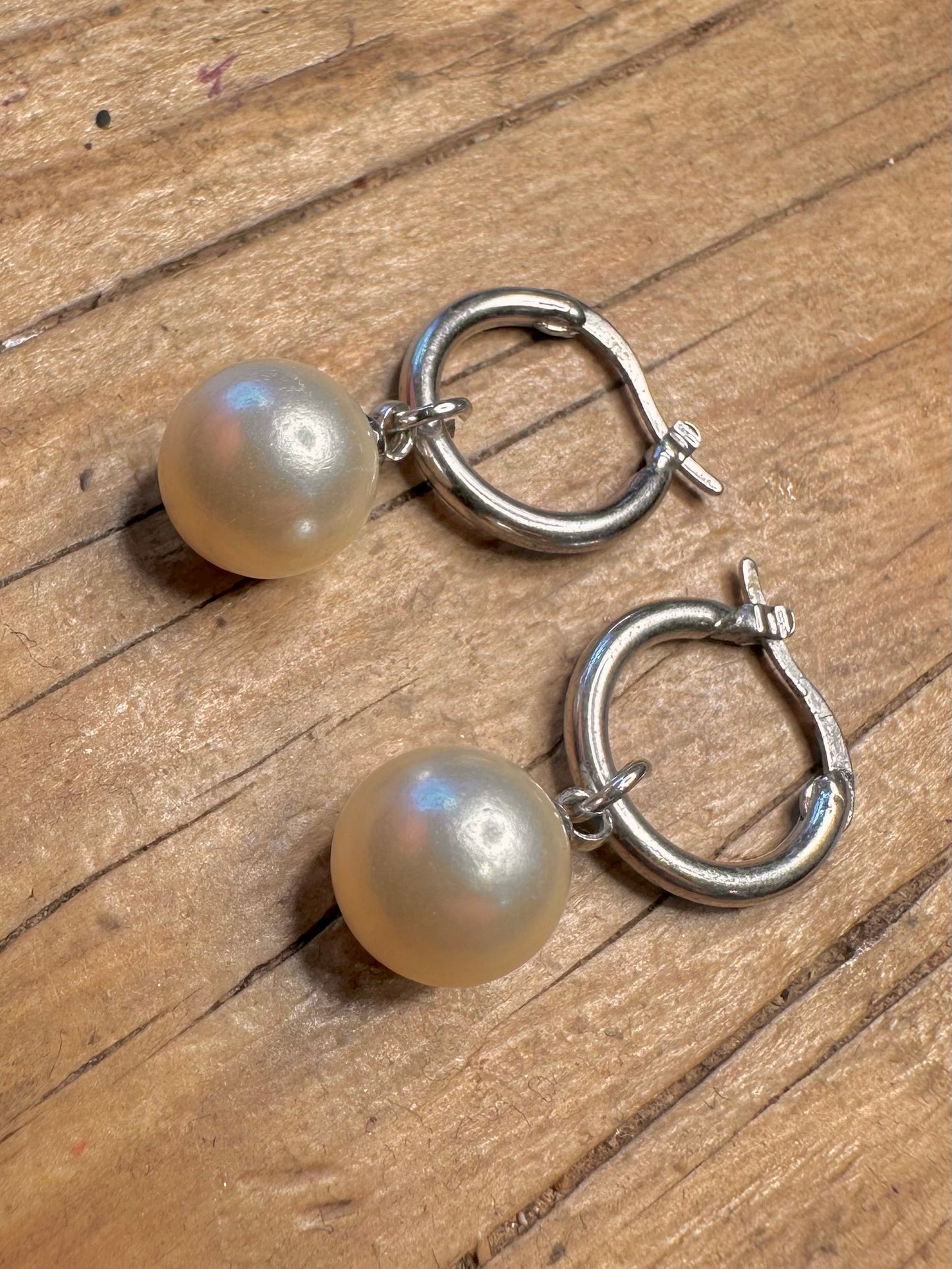Moderne Perlen-Dangle-Creolen aus 925er Sterlingsilber