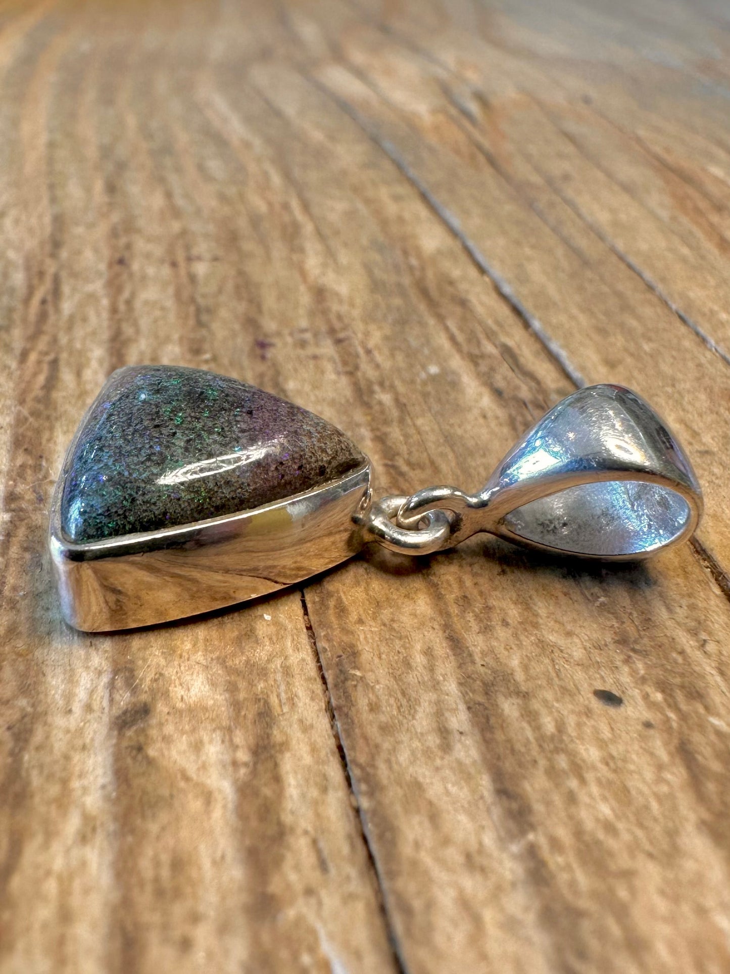 Dreieckiger Rubin-Zoisit-Anhänger aus 925er Sterlingsilber