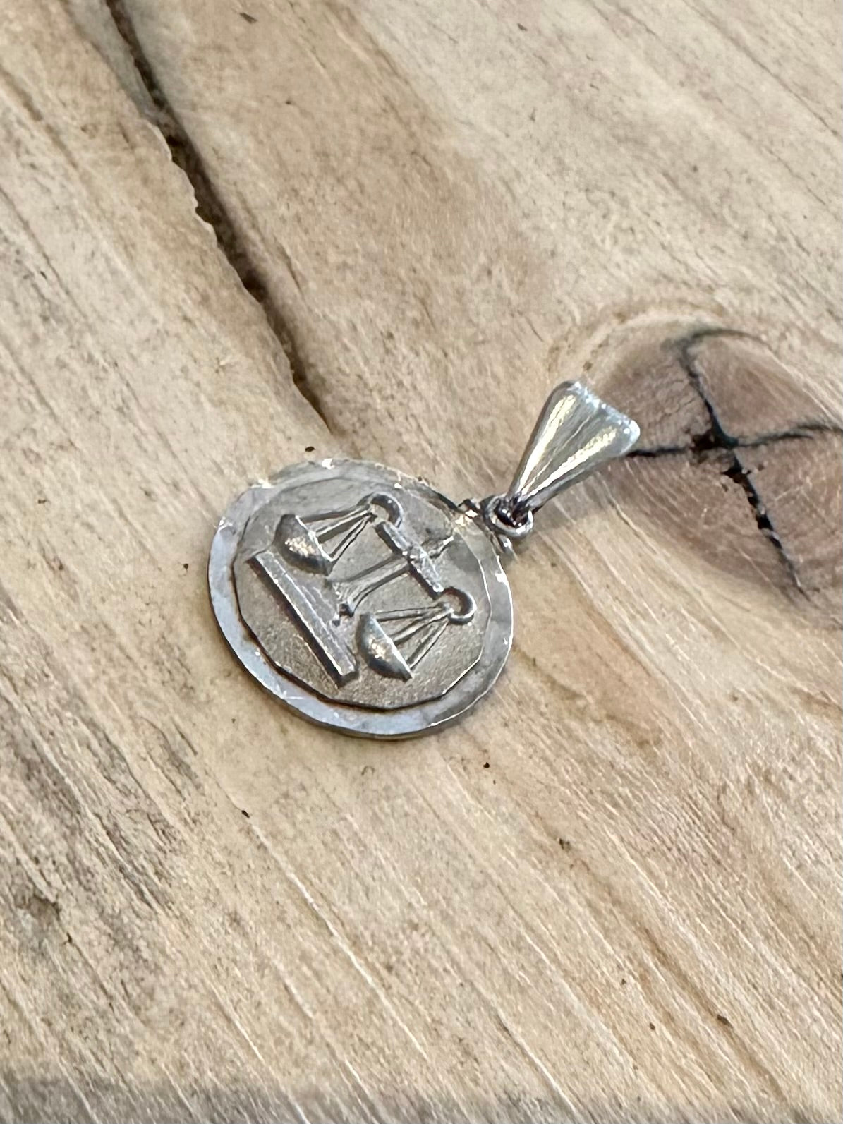 Vintage 1976 Libra Scolloped 925 Silver Pendant